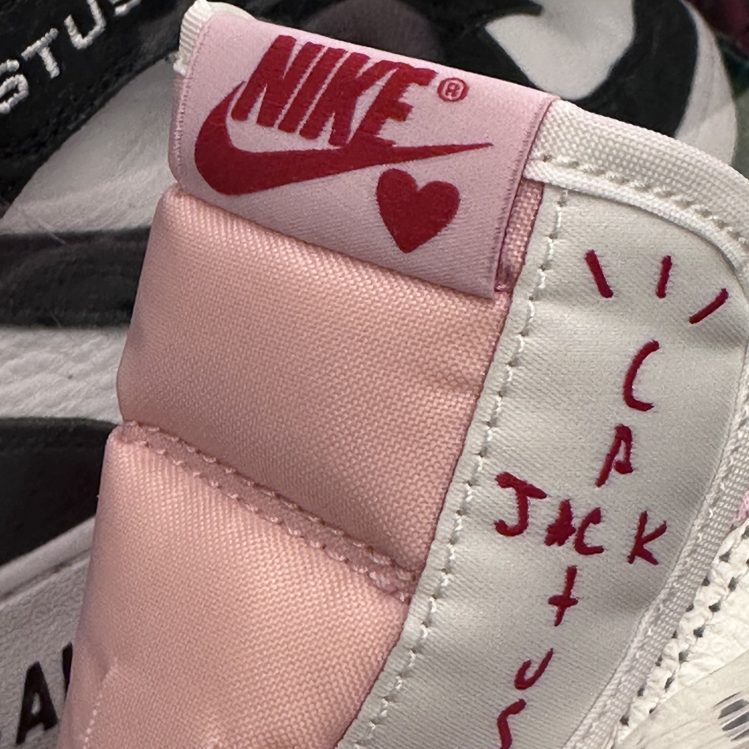 Jordan 1 x Travis Scott Retro Low OG SP Sail Tropical Pink 착용 스타일 - 2