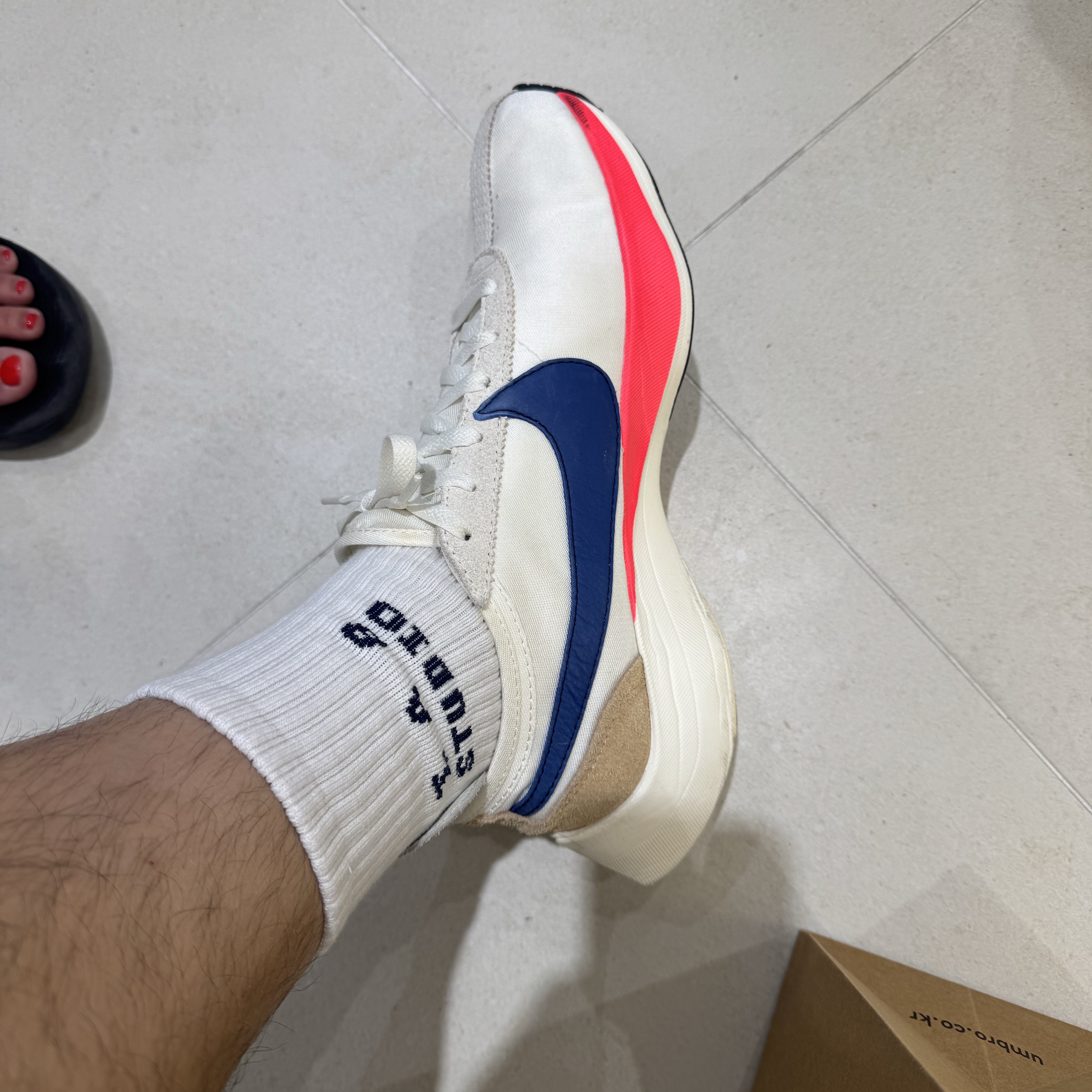 IAB Studio Socks White Black (5 Pack), Nike Moon Racer Sail Solar Blue 착용 스타일