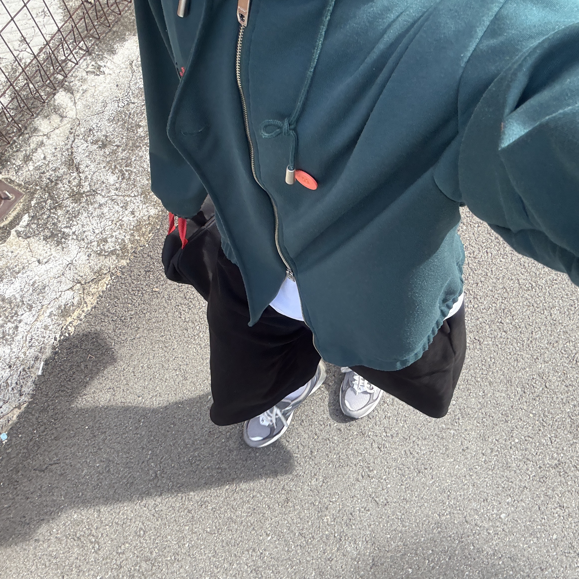New Balance 2002R Premium Vintage Grey 착용 스타일