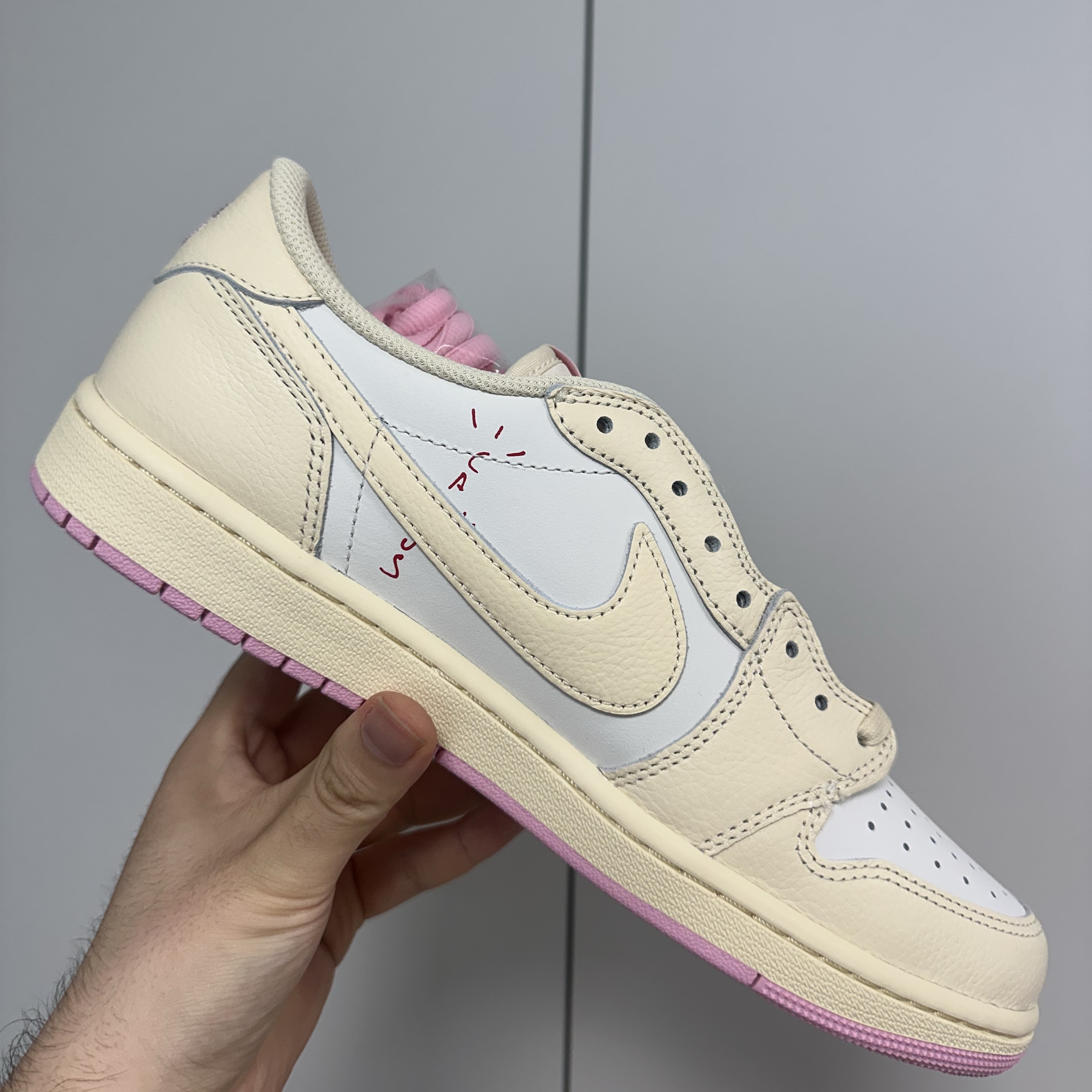 Jordan 1 x Travis Scott Retro Low OG SP Muslin Shy Pink 착용 스타일 - 3