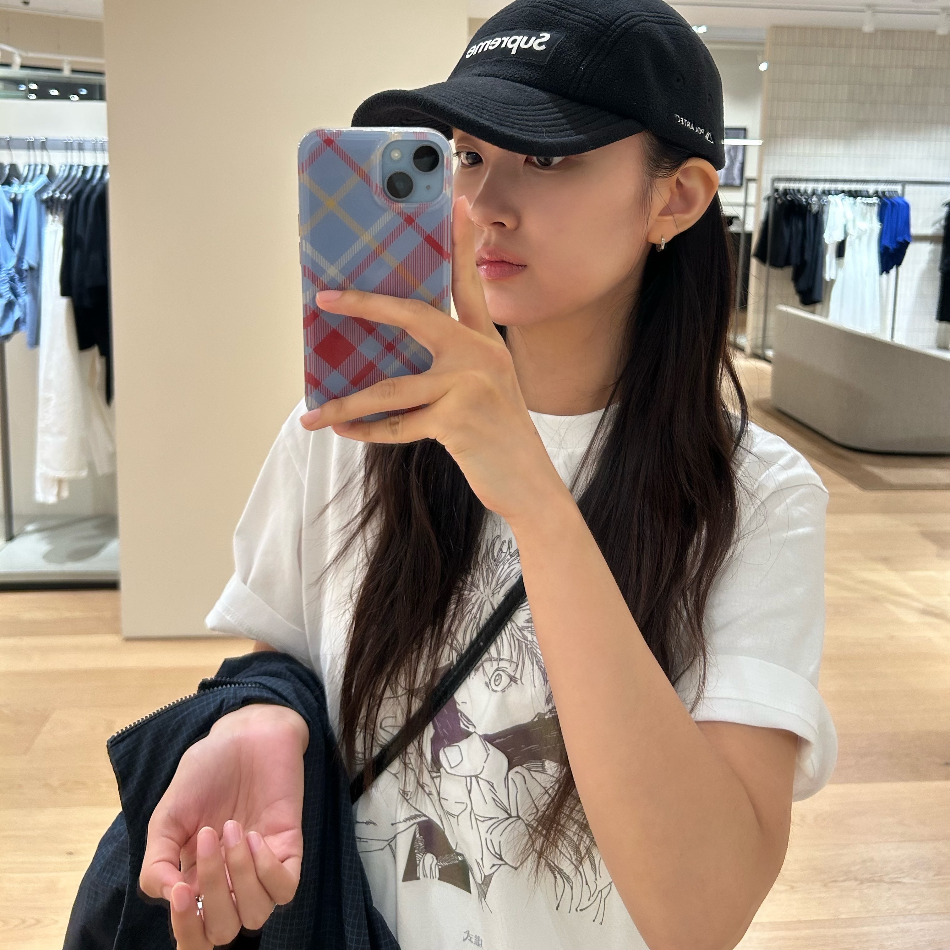 Uniqlo UT Shueisha 100th Anniversary Jujutsu Kaisen T-Shirt White, Supreme Polartec Camp Cap Black - 22FW 착용 스타일 - 1