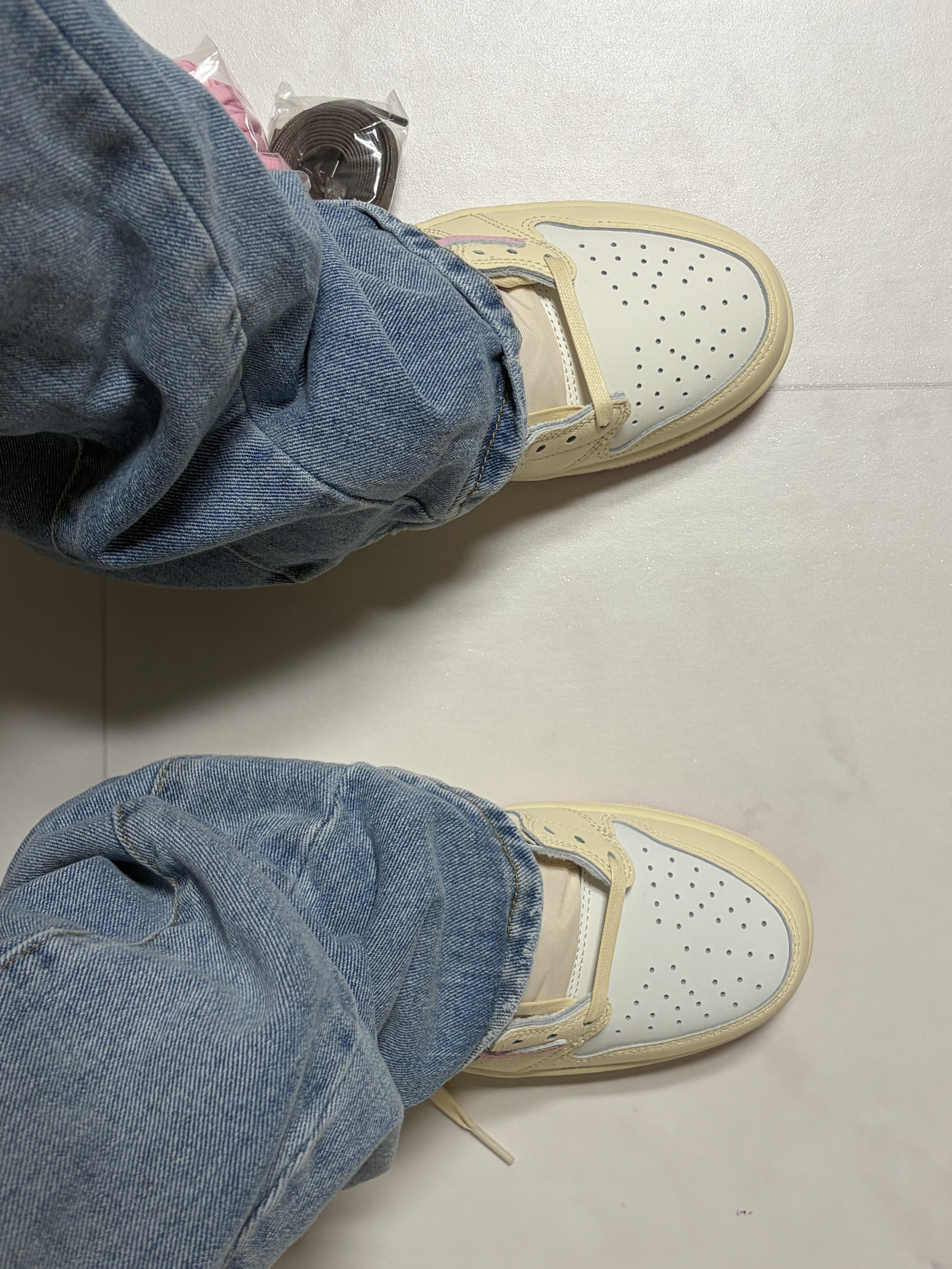 Jordan 1 x Travis Scott Retro Low OG SP Muslin Shy Pink 착용 스타일