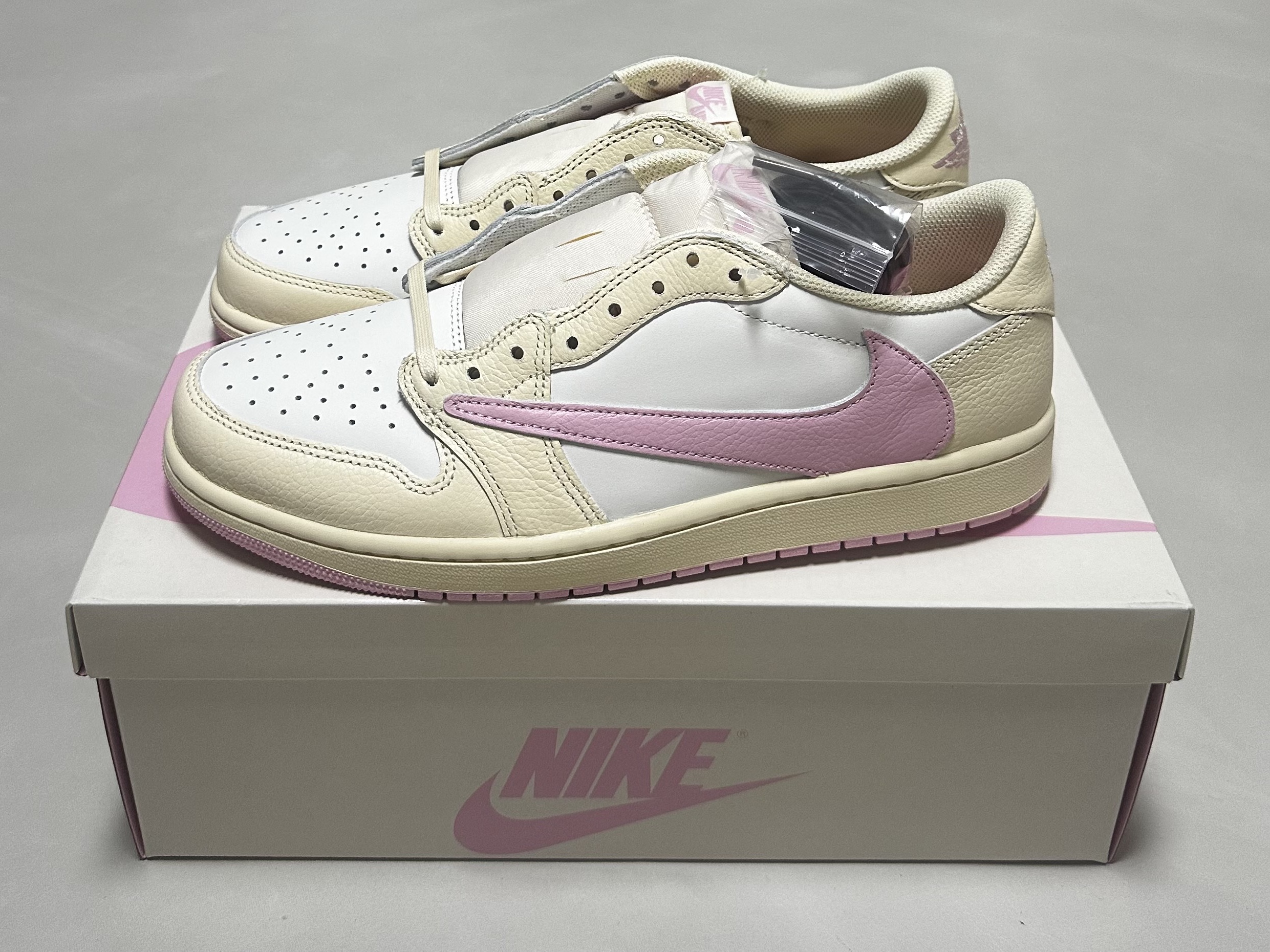 Jordan 1 x Travis Scott Retro Low OG SP Muslin Shy Pink 착용 스타일