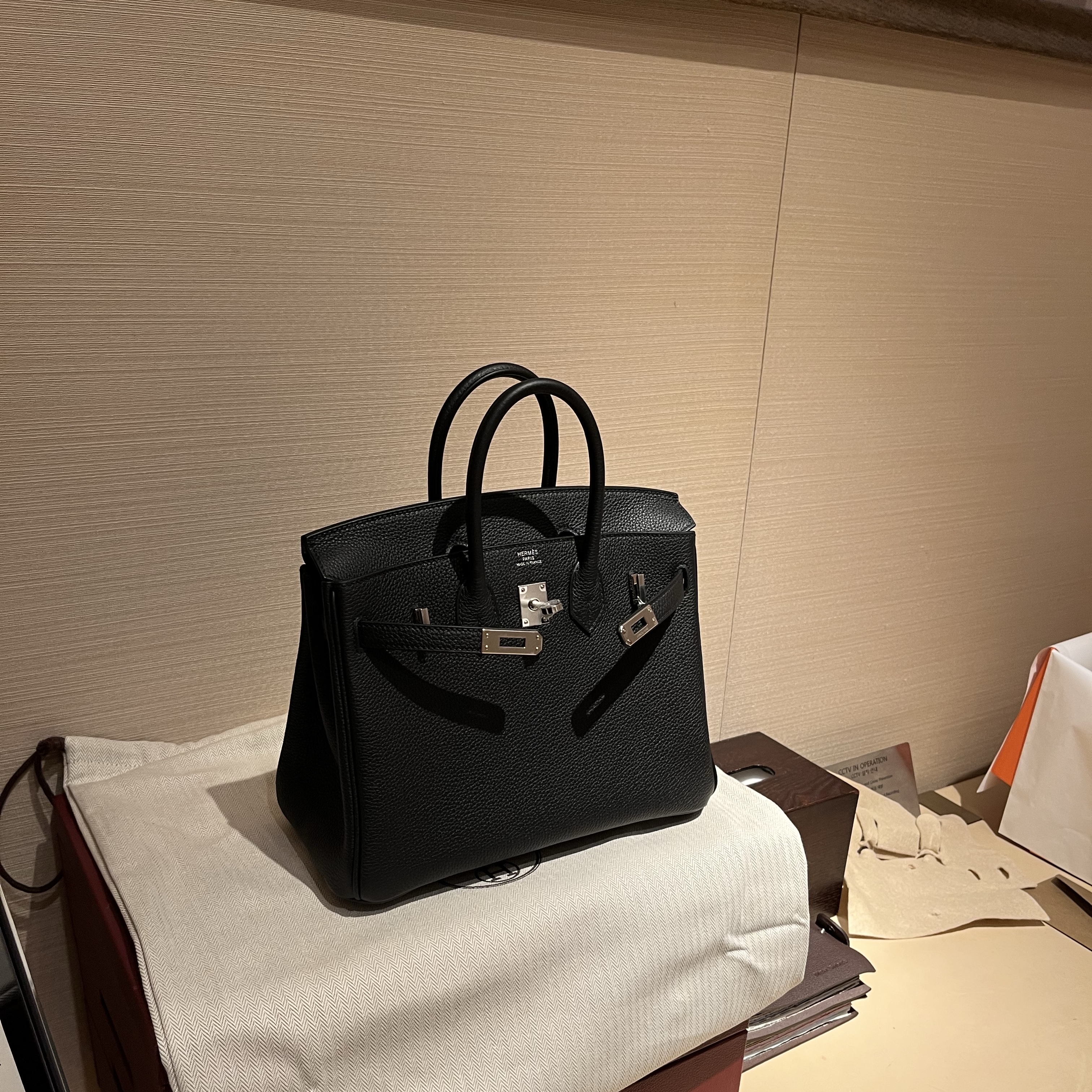 Hermes Birkin 25 Bag Togo & Gold Noir 착용 스타일