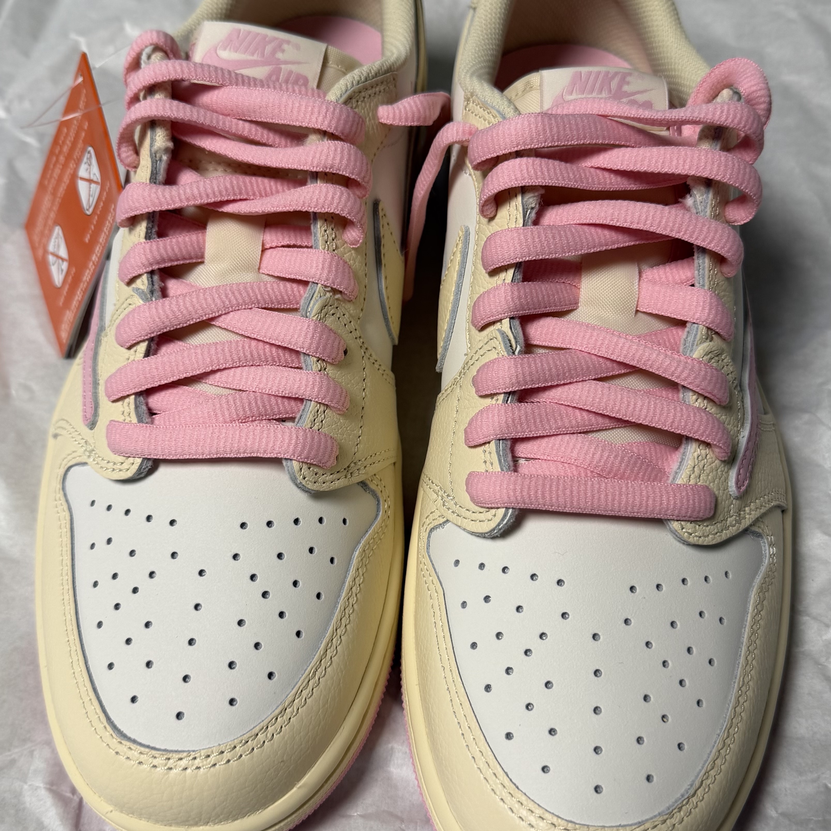 Jordan 1 x Travis Scott Retro Low OG SP Muslin Shy Pink 착용 스타일 - 3