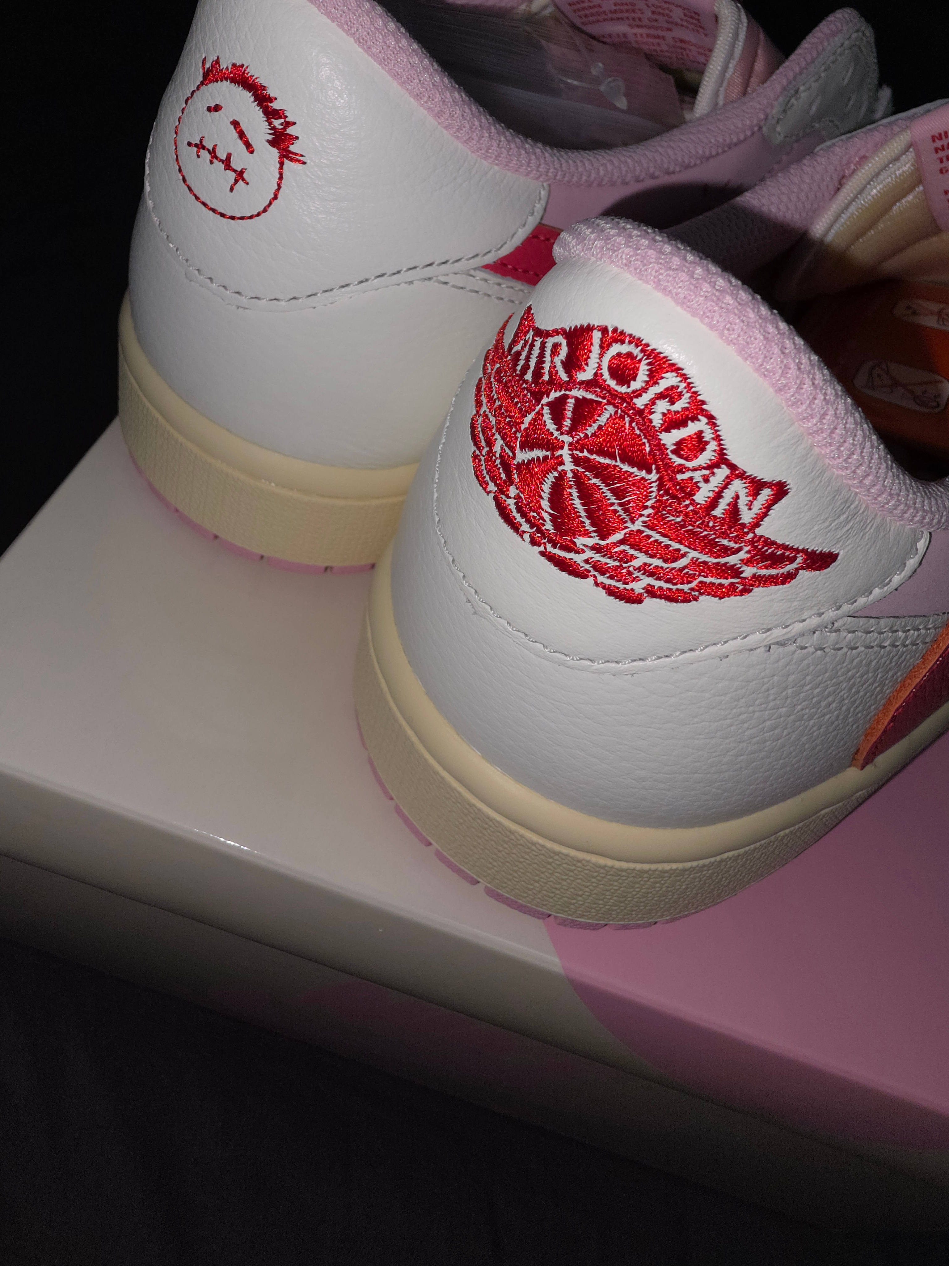 Jordan 1 x Travis Scott Retro Low OG SP Sail Tropical Pink 착용 스타일 - 6
