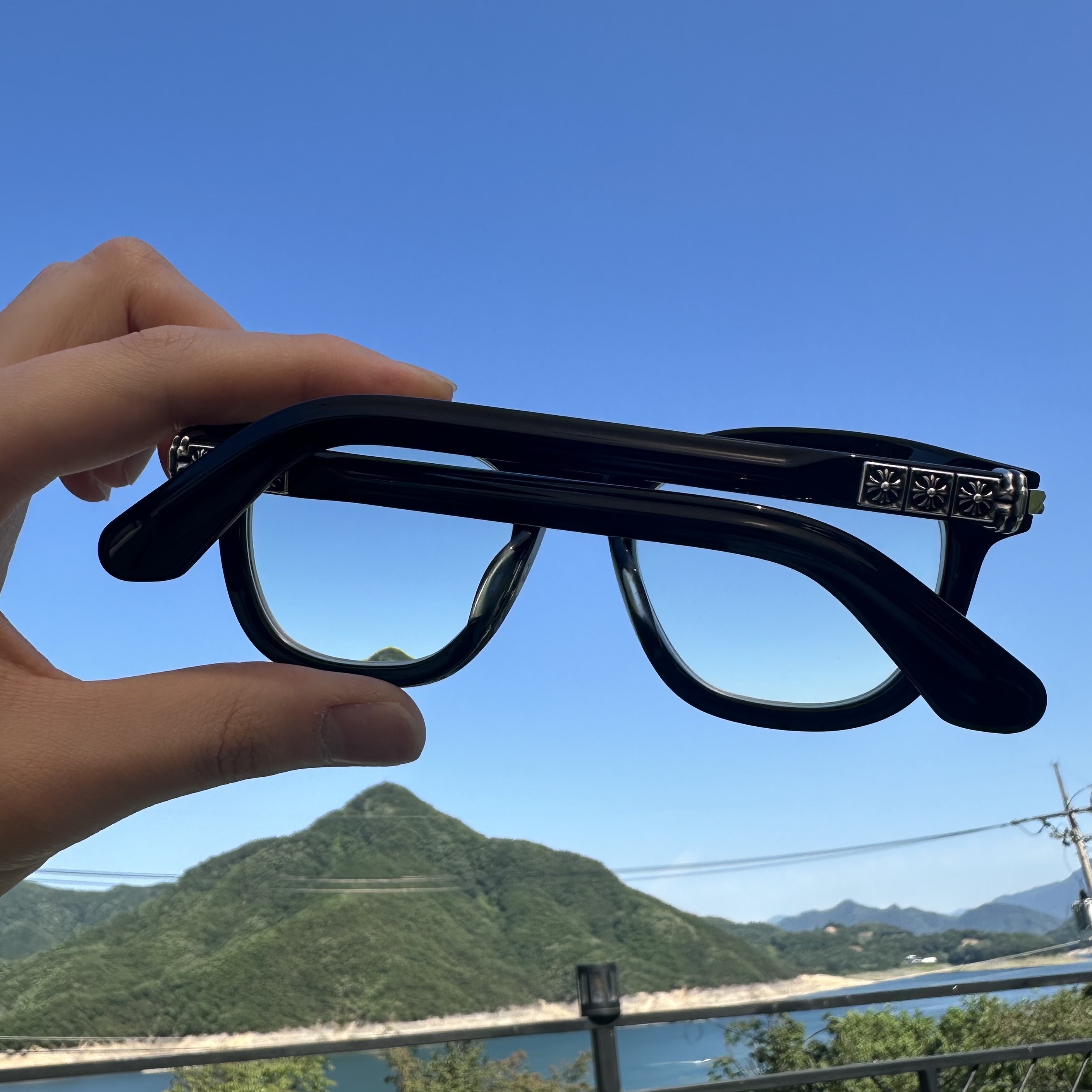 Chrome Hearts Smoke Show Black 착용 스타일