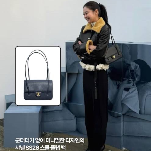 Chanel Small Flap Bag Grained Shiny Calfskin & Gold Dark Blue 착용 스타일 - 2