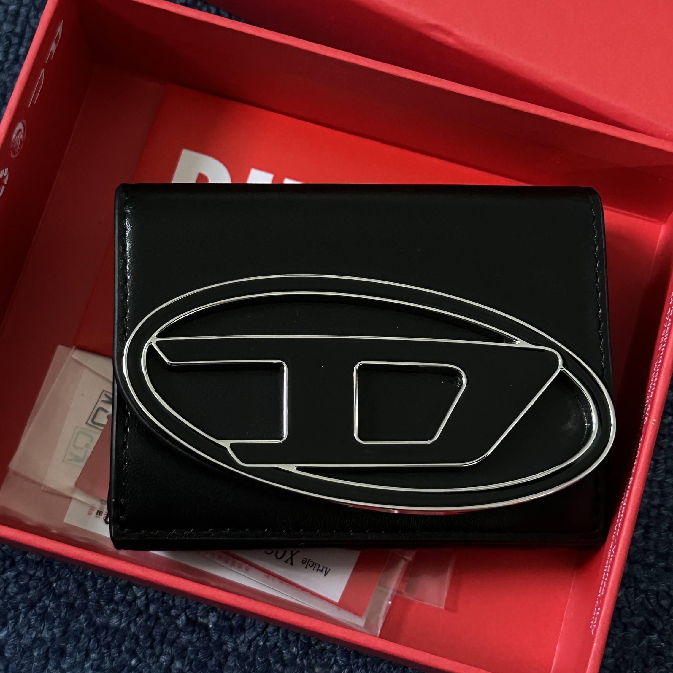 Diesel 1DR Tri-Fold Coin XS li Wallet Black 착용 스타일
