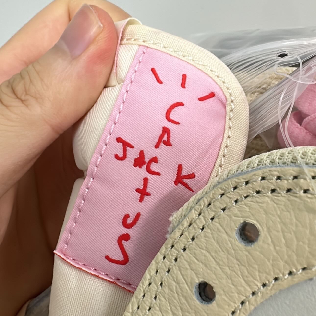 Jordan 1 x Travis Scott Retro Low OG SP Muslin Shy Pink 착용 스타일 - 2