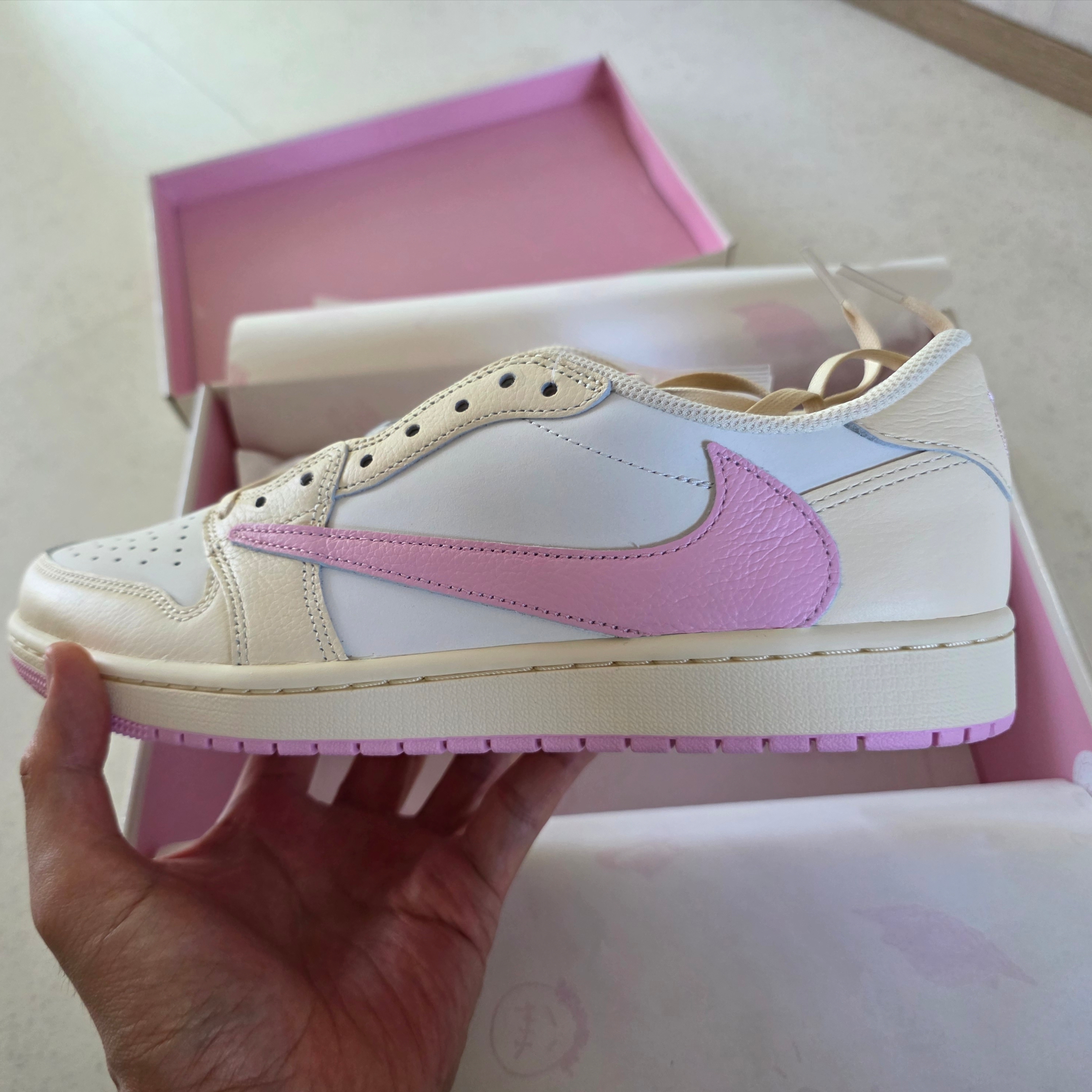 Jordan 1 x Travis Scott Retro Low OG SP Muslin Shy Pink 착용 스타일 - 2