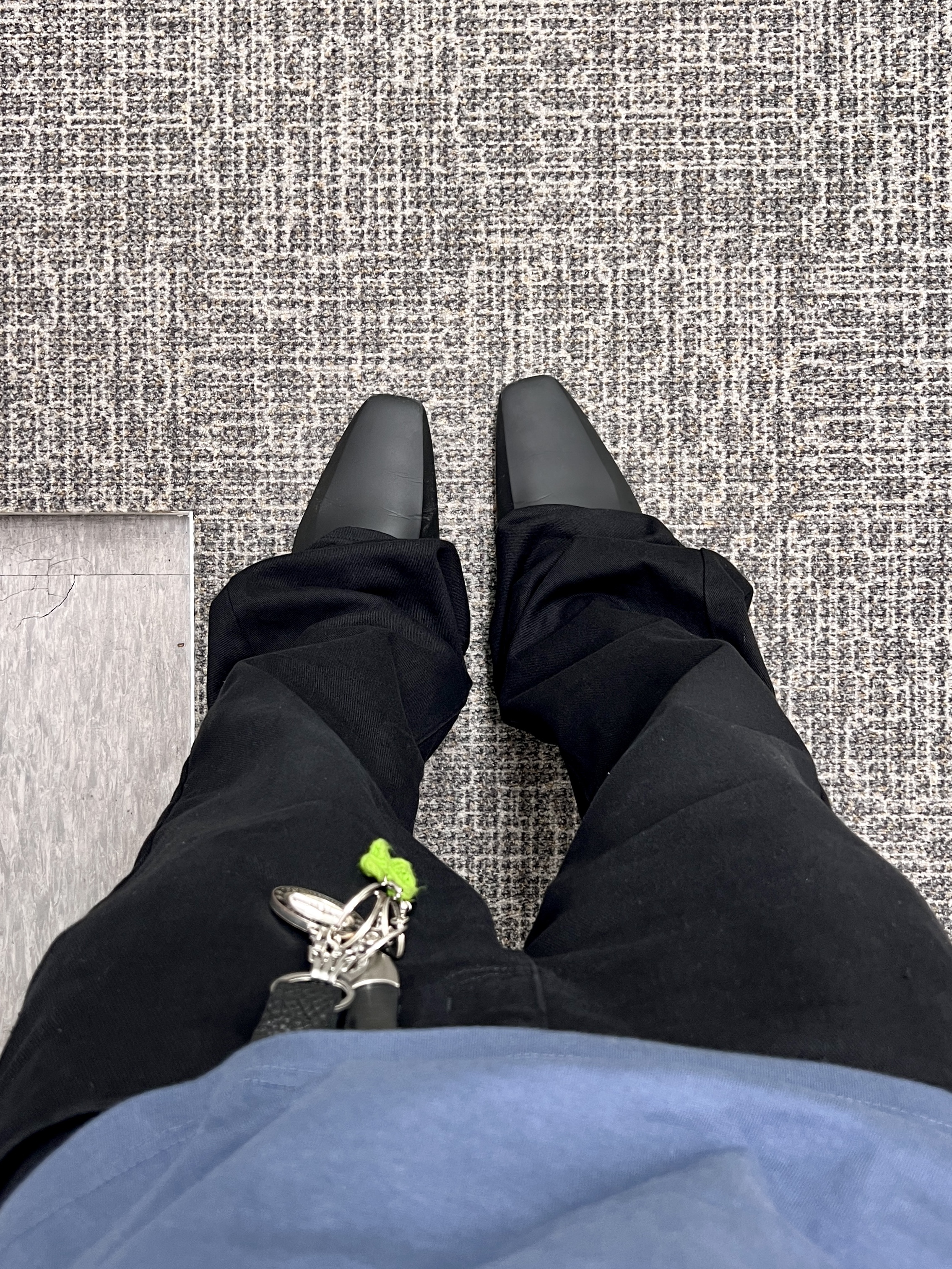 Balenciaga Rubber Space Shoe Matte Black 착용 스타일 - 4