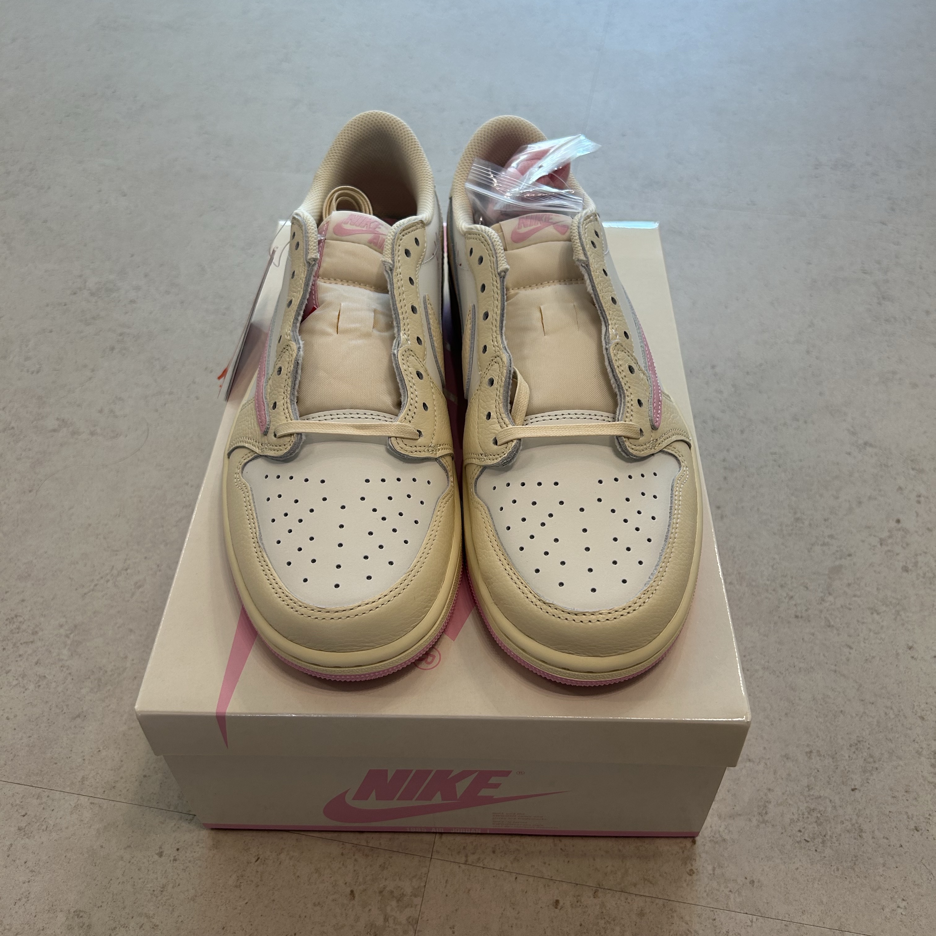 Jordan 1 x Travis Scott Retro Low OG SP Muslin Shy Pink 착용 스타일 - 3