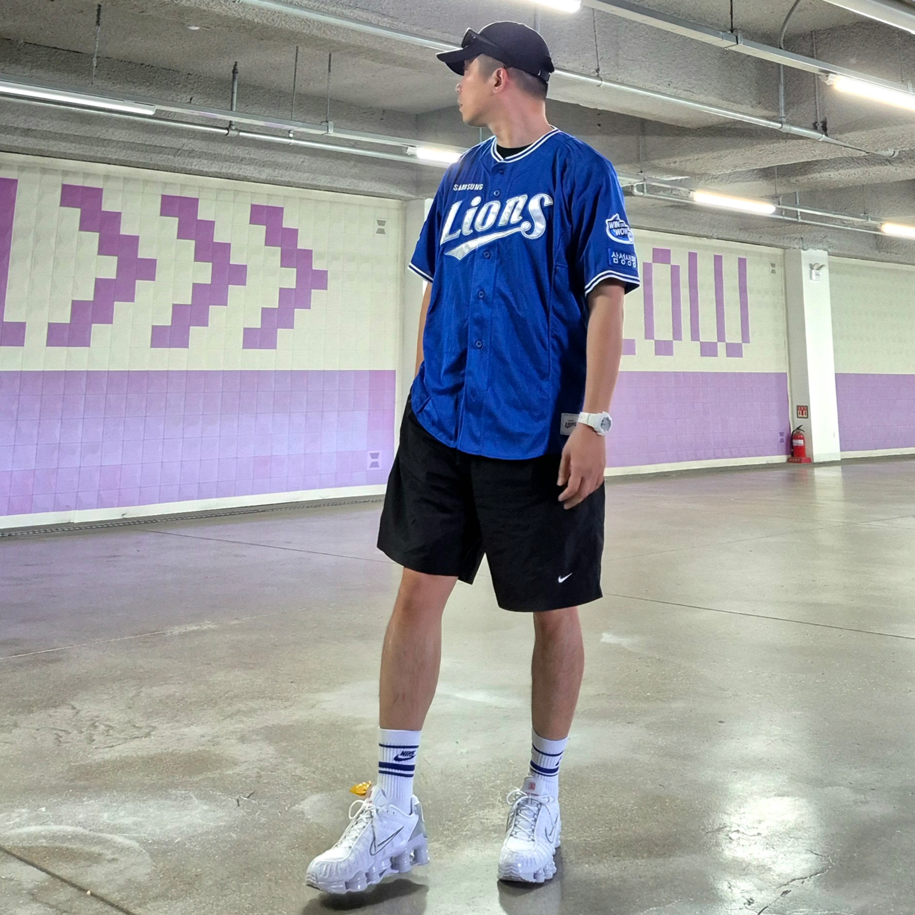 Nike Shox TL Metallic Silver, Nike NSW Everyday Essential Crew Socks White Game Royal (3 Pack/Korean Ver.) 착용 스타일 - 3