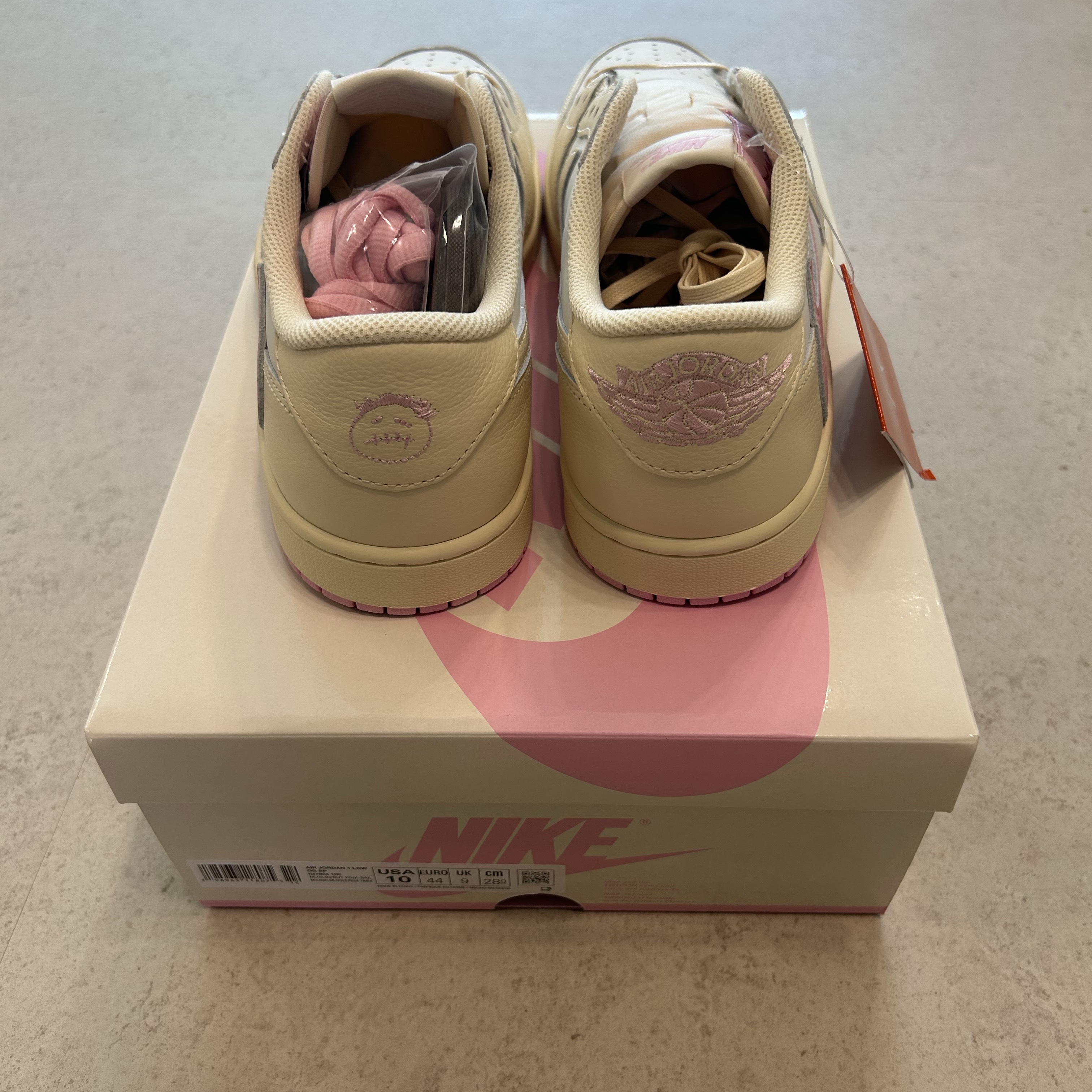 Jordan 1 x Travis Scott Retro Low OG SP Muslin Shy Pink 착용 스타일 - 6
