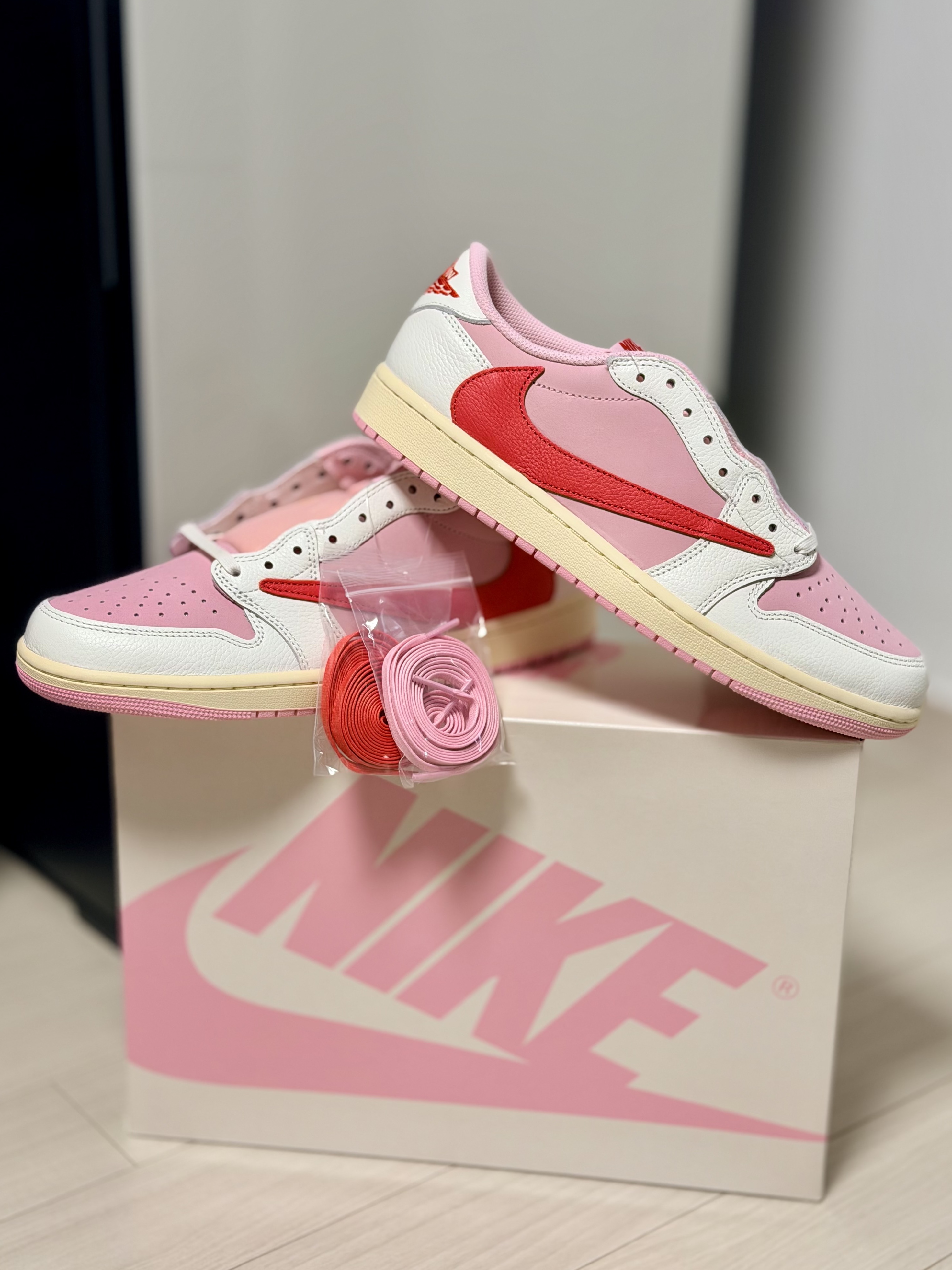 Jordan 1 x Travis Scott Retro Low OG SP Sail Tropical Pink 착용 스타일