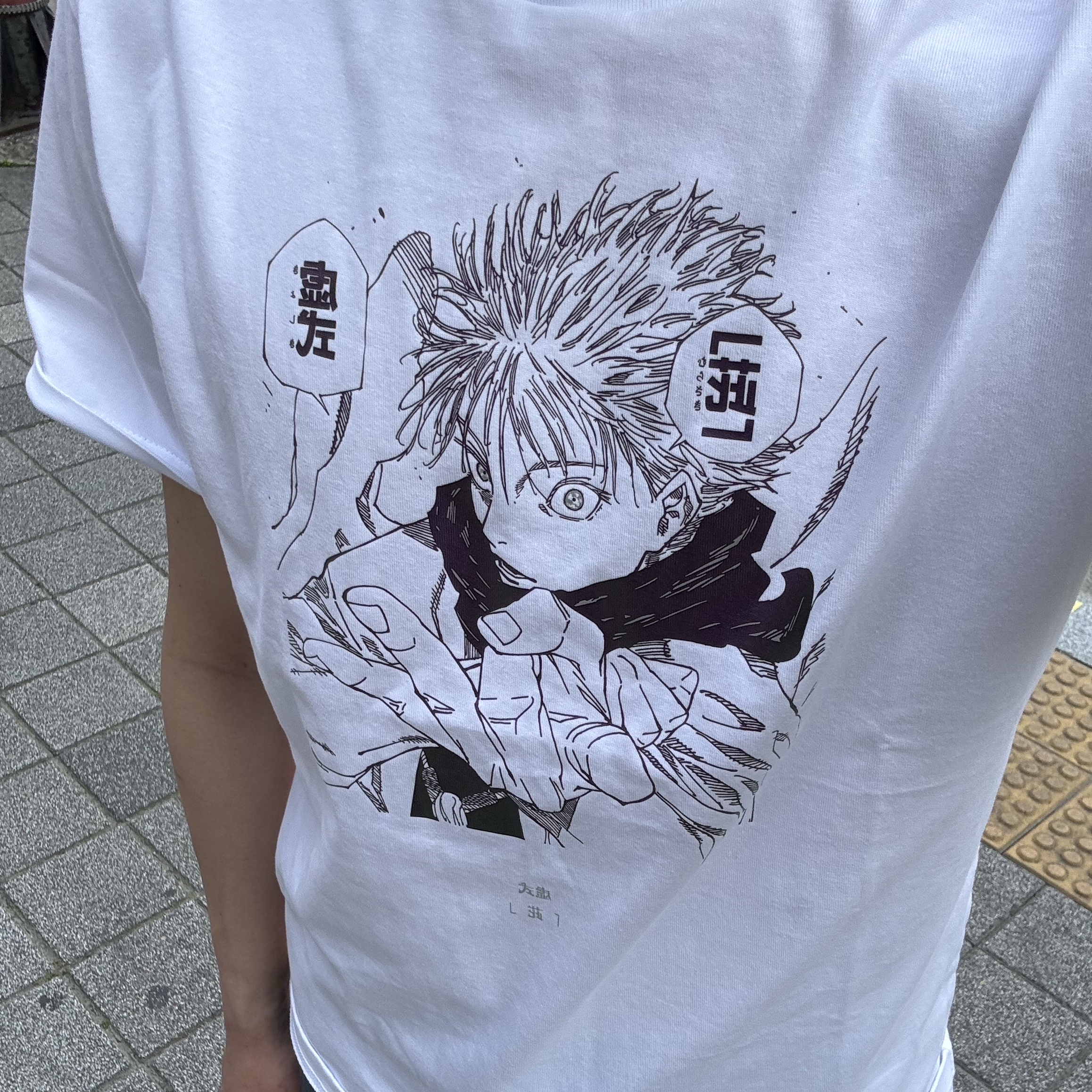 Uniqlo UT Shueisha 100th Anniversary Jujutsu Kaisen T-Shirt White 착용 스타일