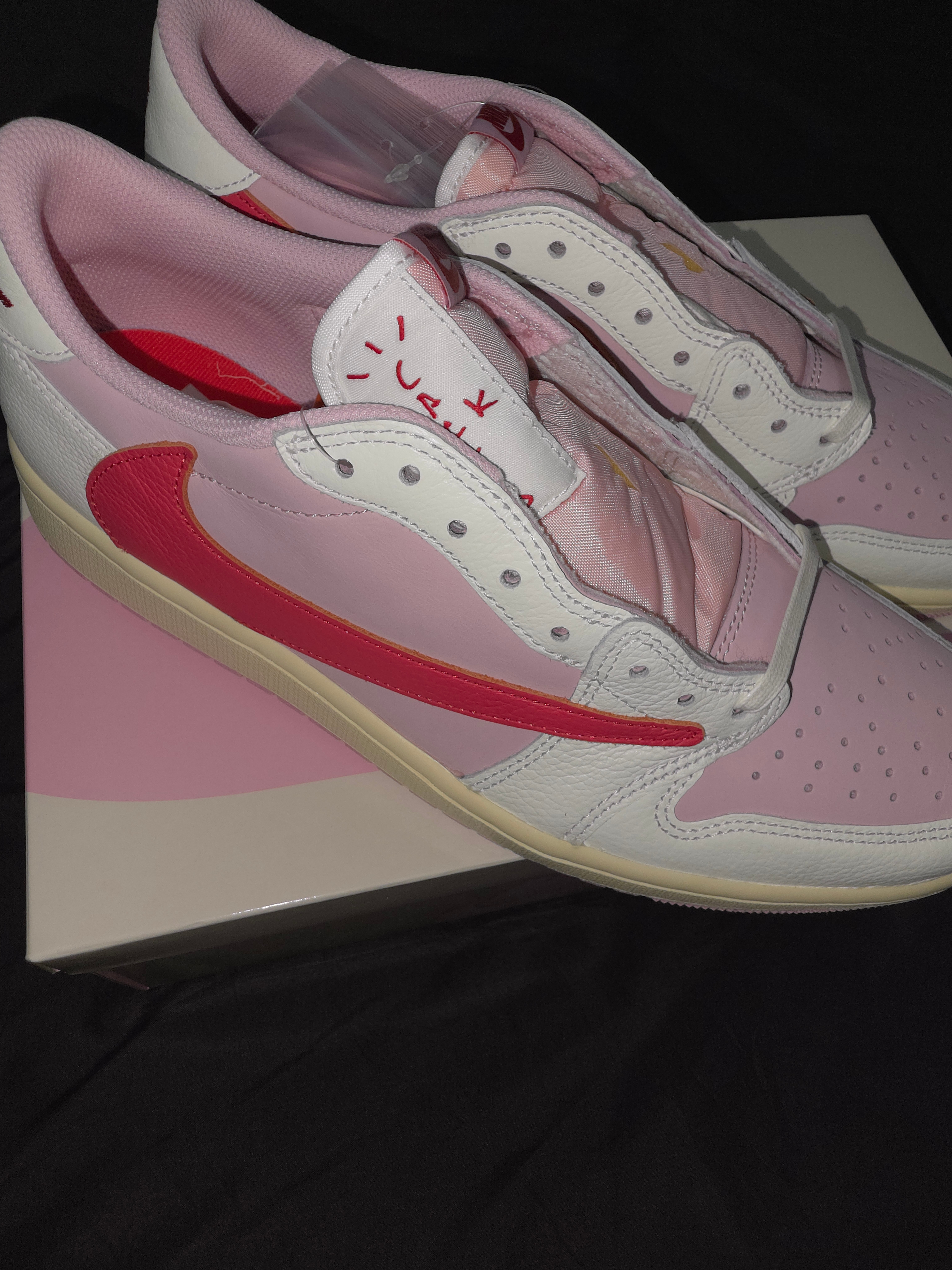Jordan 1 x Travis Scott Retro Low OG SP Sail Tropical Pink 착용 스타일 - 4