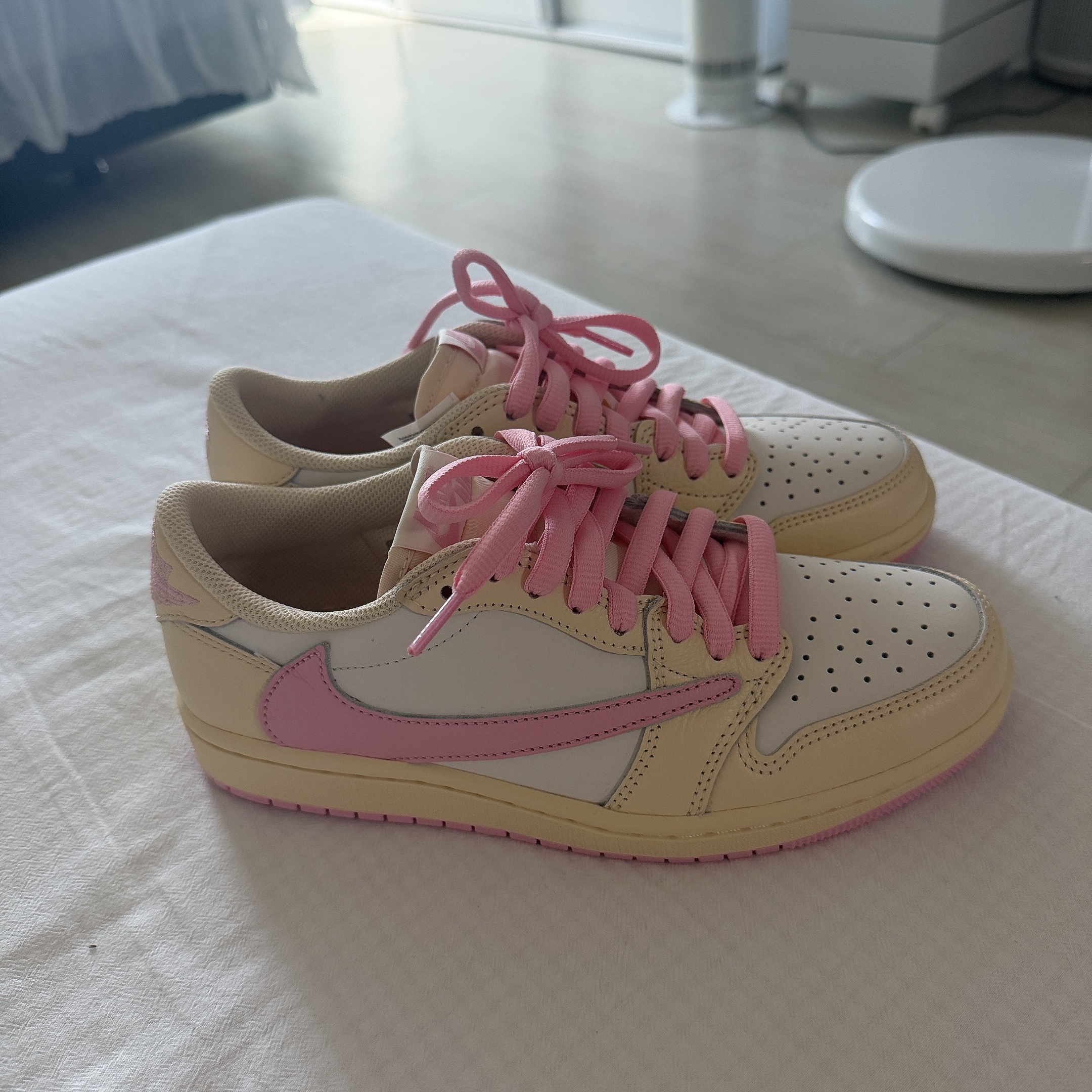 Jordan 1 x Travis Scott Retro Low OG SP Muslin Shy Pink 착용 스타일 - 2