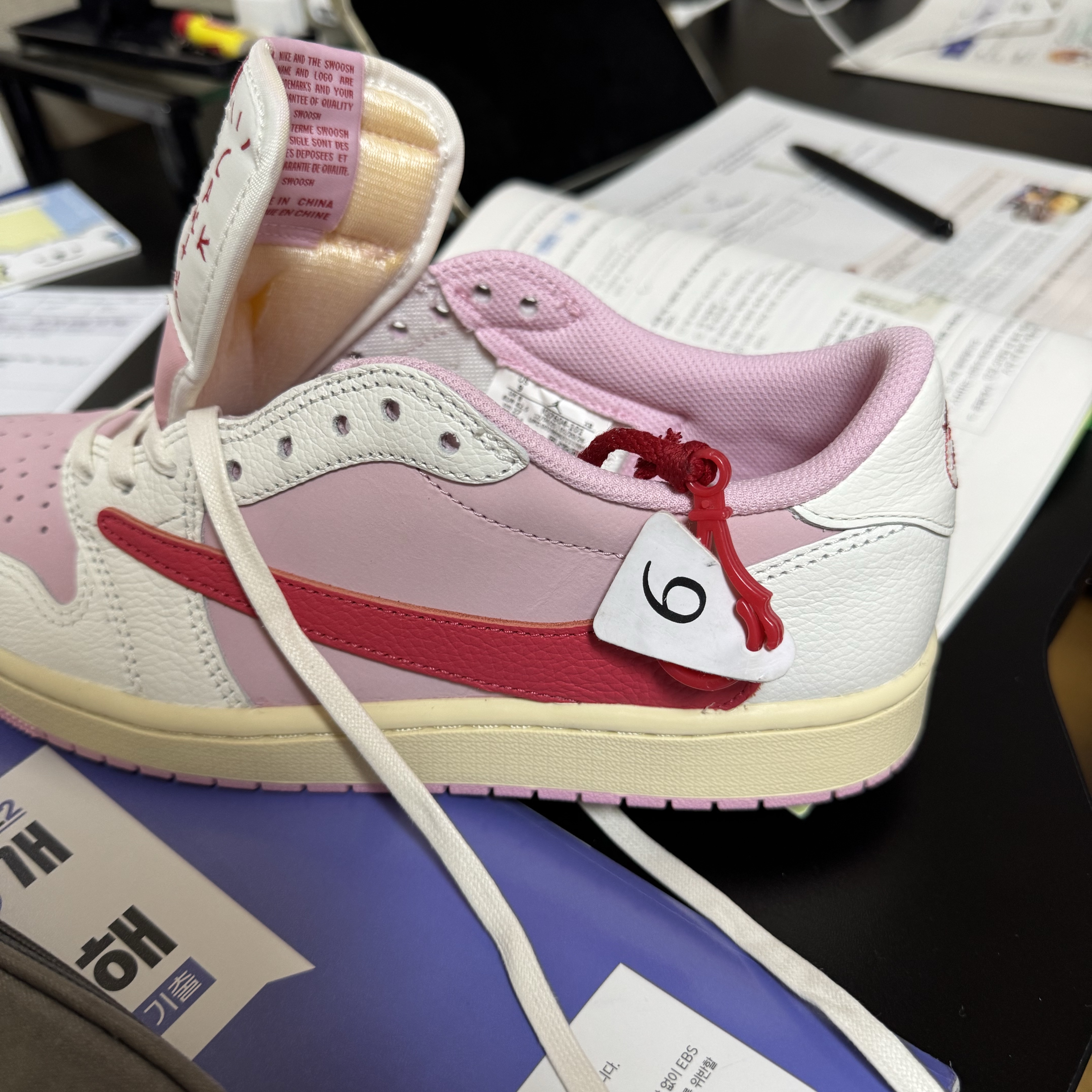 Jordan 1 x Travis Scott Retro Low OG SP Sail Tropical Pink 착용 스타일 - 1