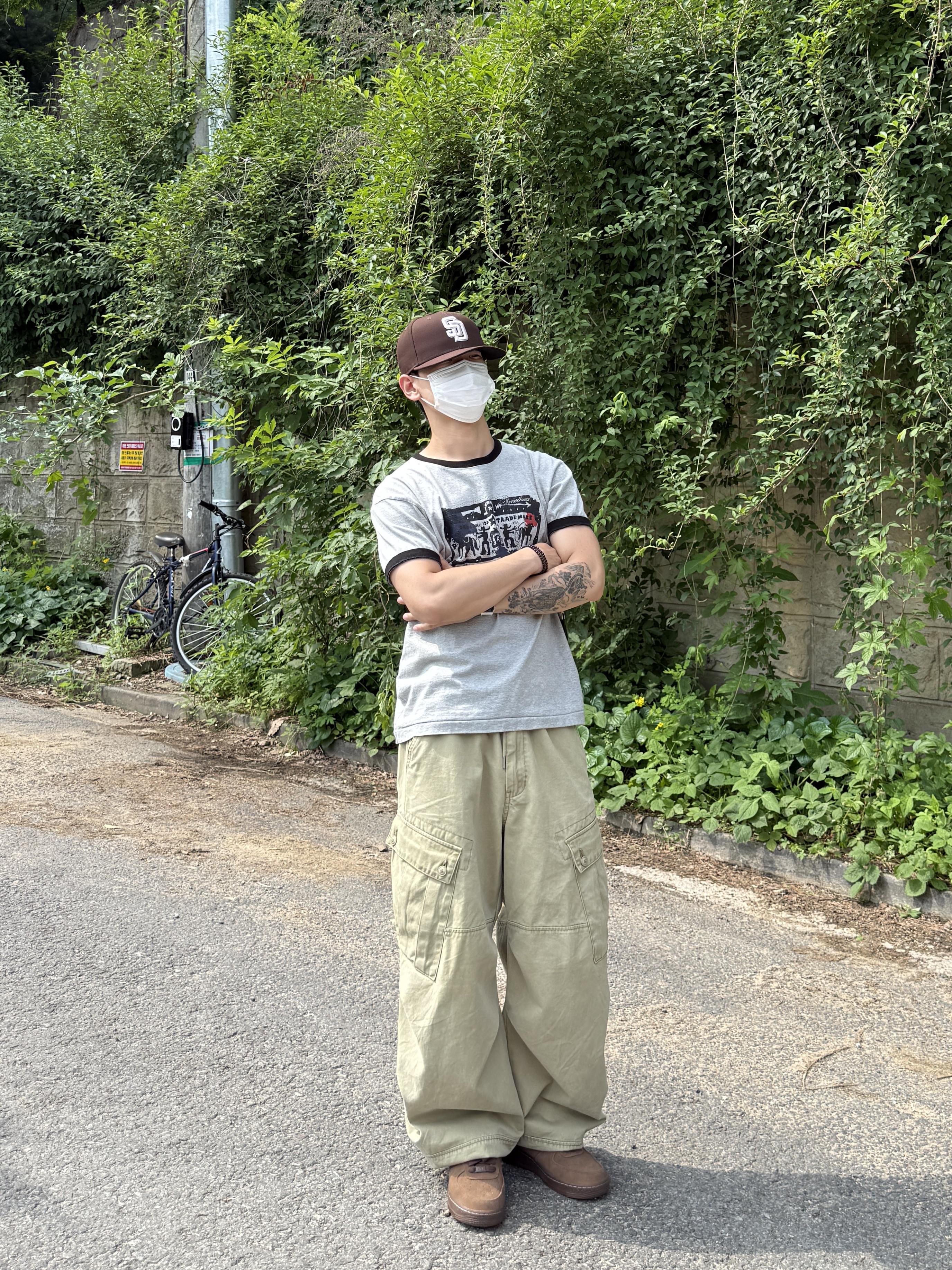 Thevinylhouse Cowboy Pictogram Ringer Tee Grey, [KREAM 단독] Thevinylhouse Cowboy Pictogram Ringer Tee Black 착용 스타일 - 2