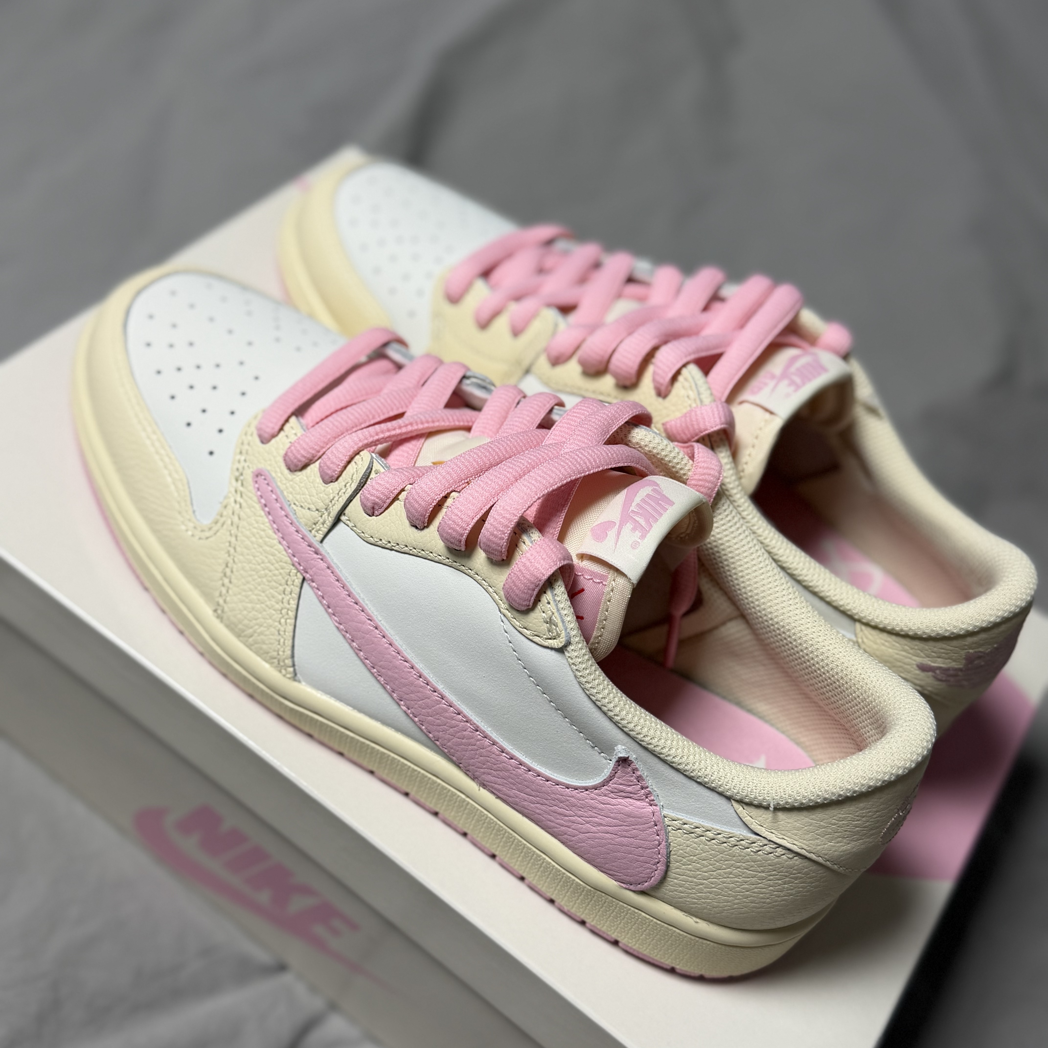 Jordan 1 x Travis Scott Retro Low OG SP Muslin Shy Pink 착용 스타일 - 2