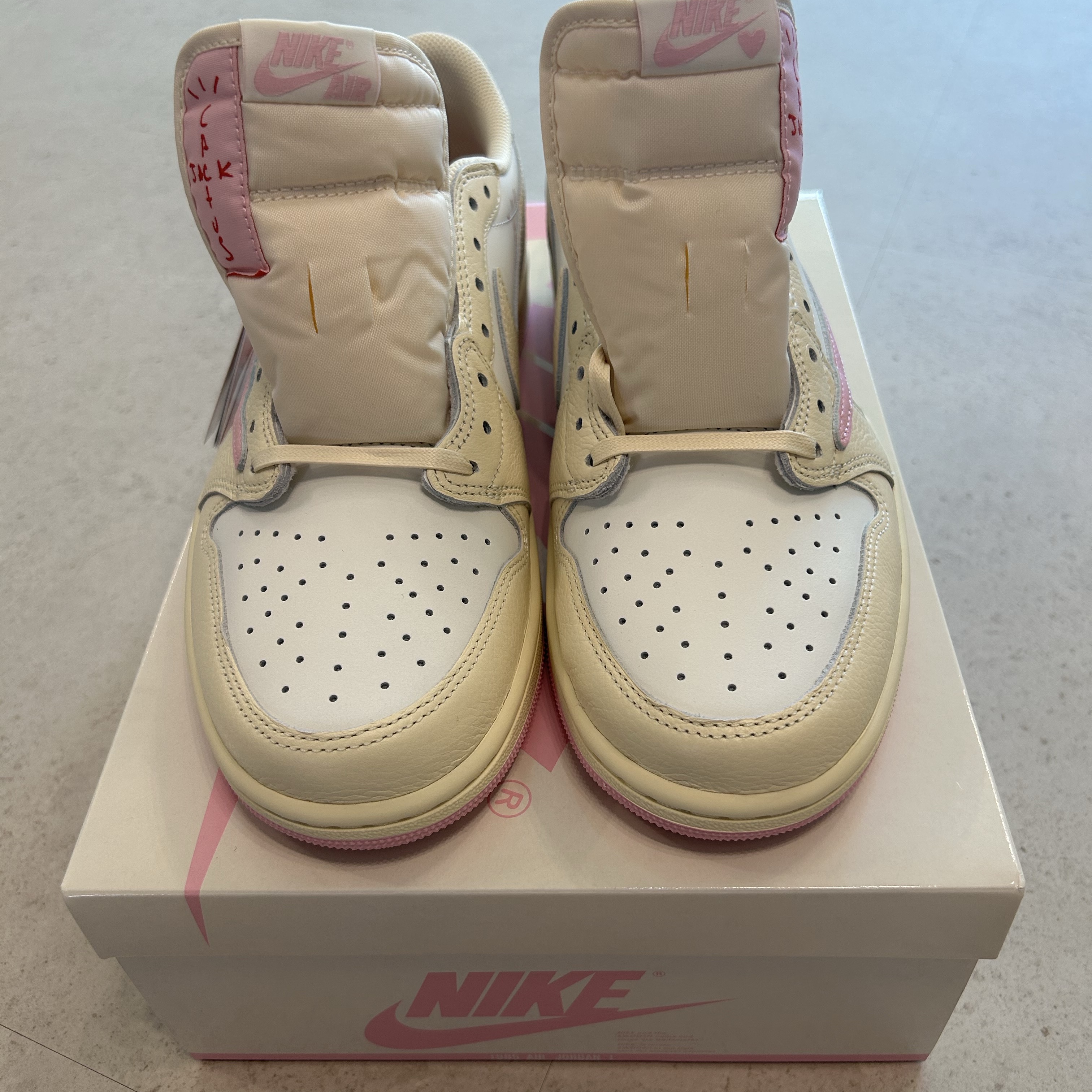 Jordan 1 x Travis Scott Retro Low OG SP Muslin Shy Pink 착용 스타일 - 4