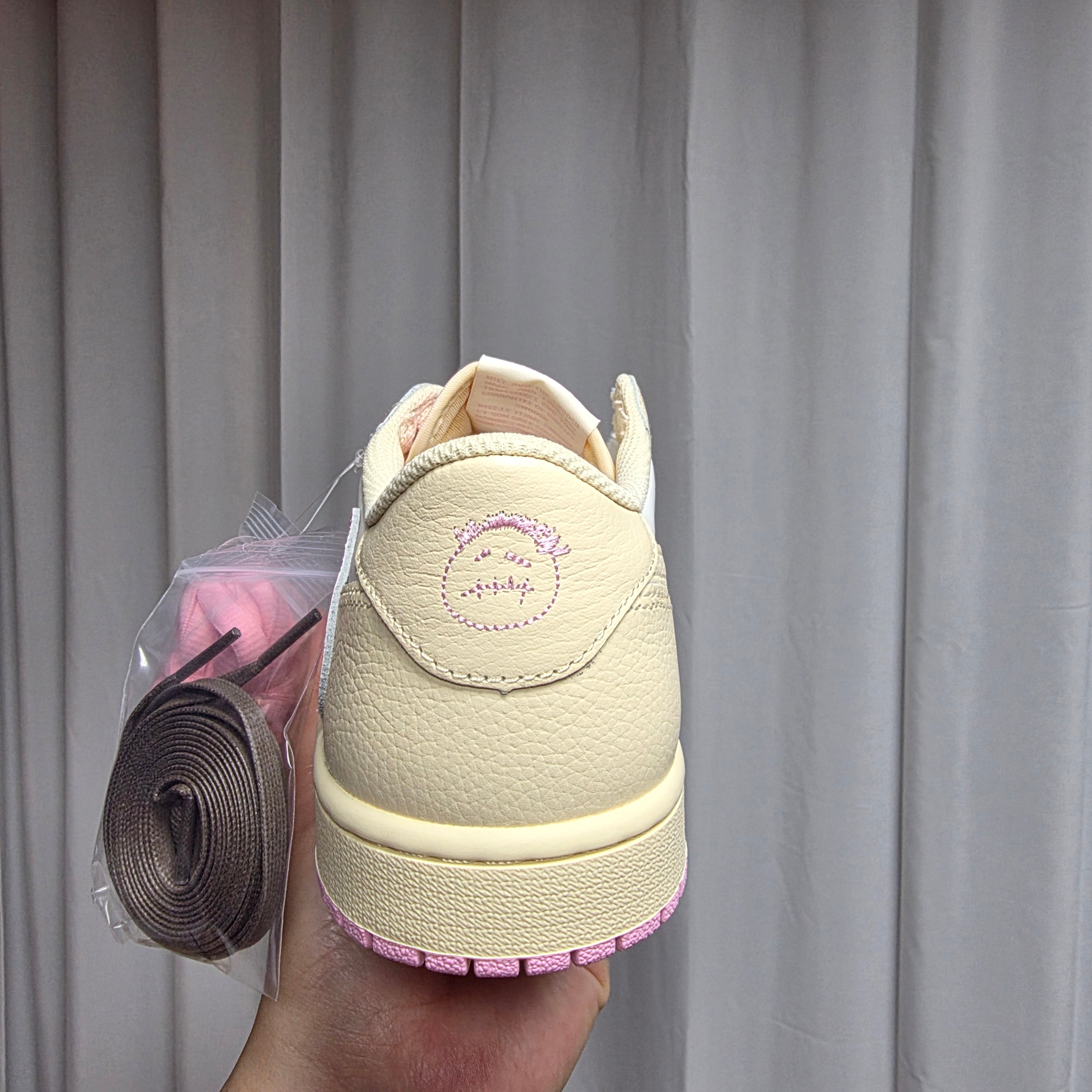 Jordan 1 x Travis Scott Retro Low OG SP Muslin Shy Pink 착용 스타일 - 5