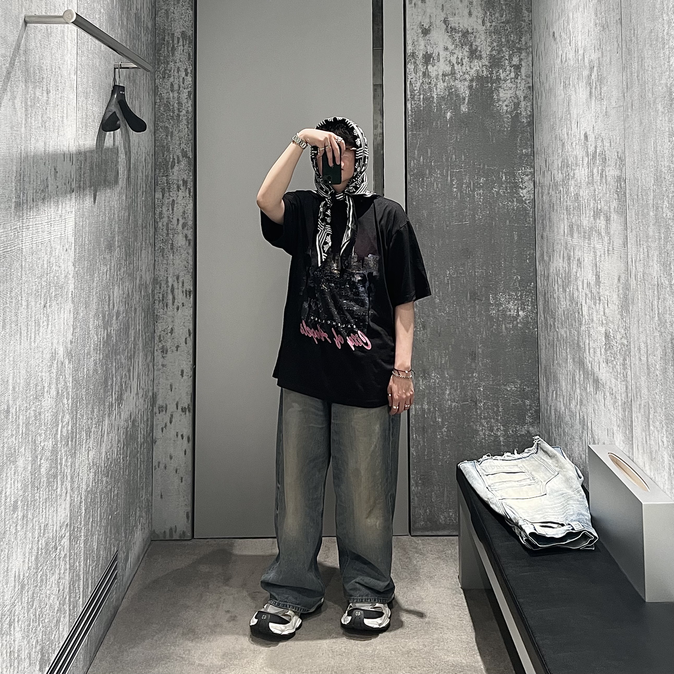 Balenciaga Oversized Baggy Pants Light Blue, Balenciaga Cargo Sneakers White Grey 착용 스타일