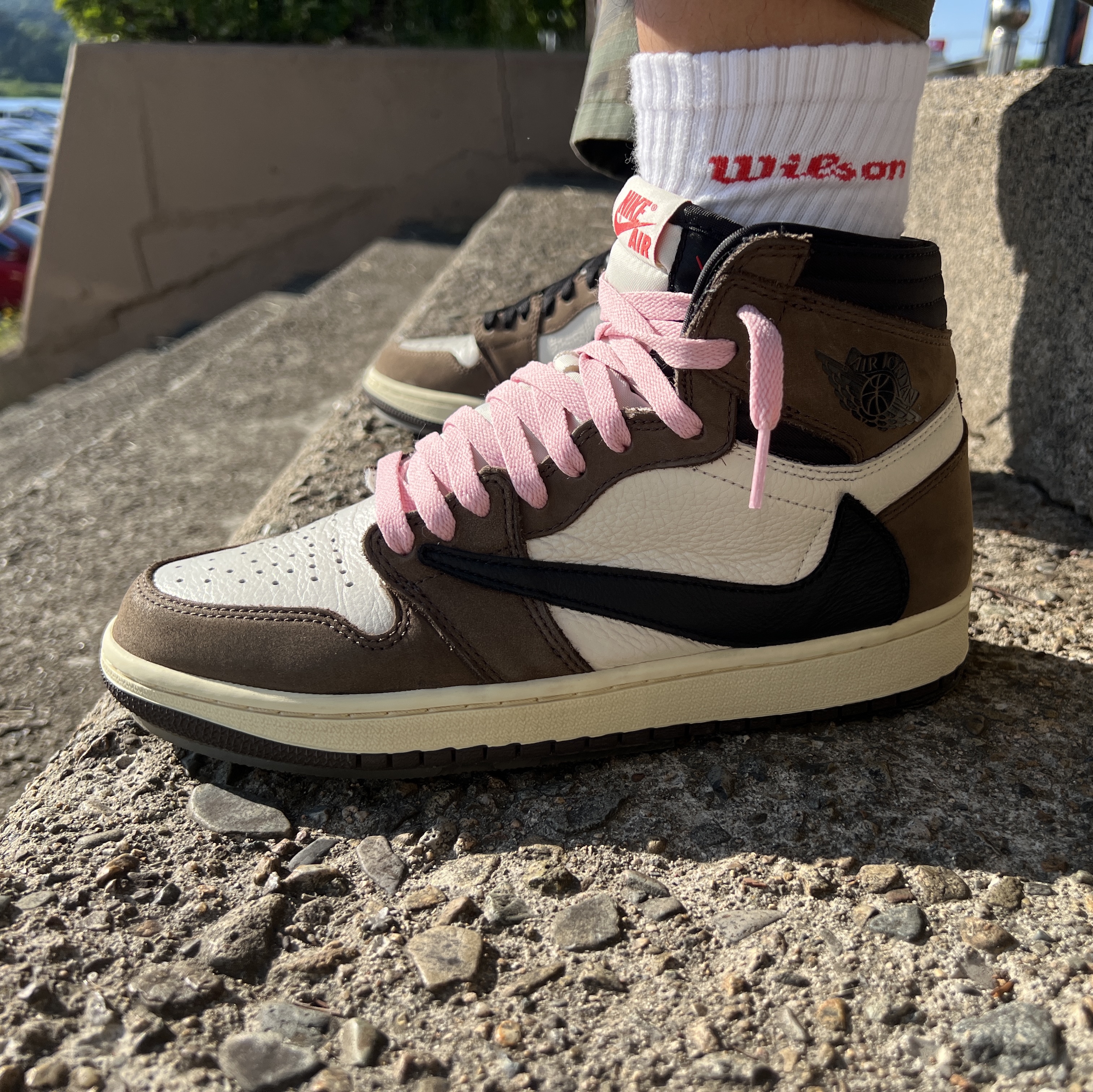 Jordan 1 x Travis Scott Retro High OG SP Mocha 착용 스타일 - 4