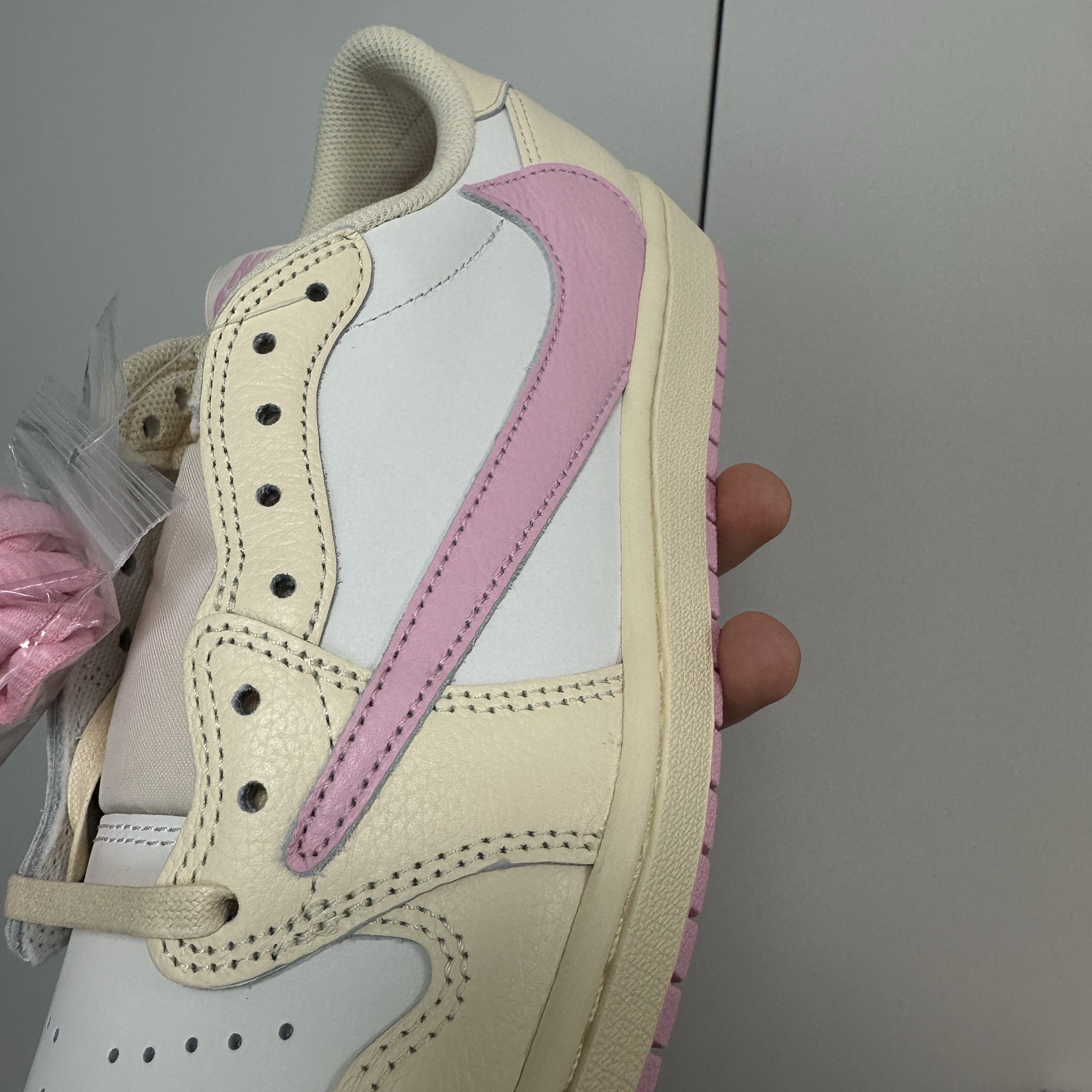 Jordan 1 x Travis Scott Retro Low OG SP Muslin Shy Pink 착용 스타일 - 4