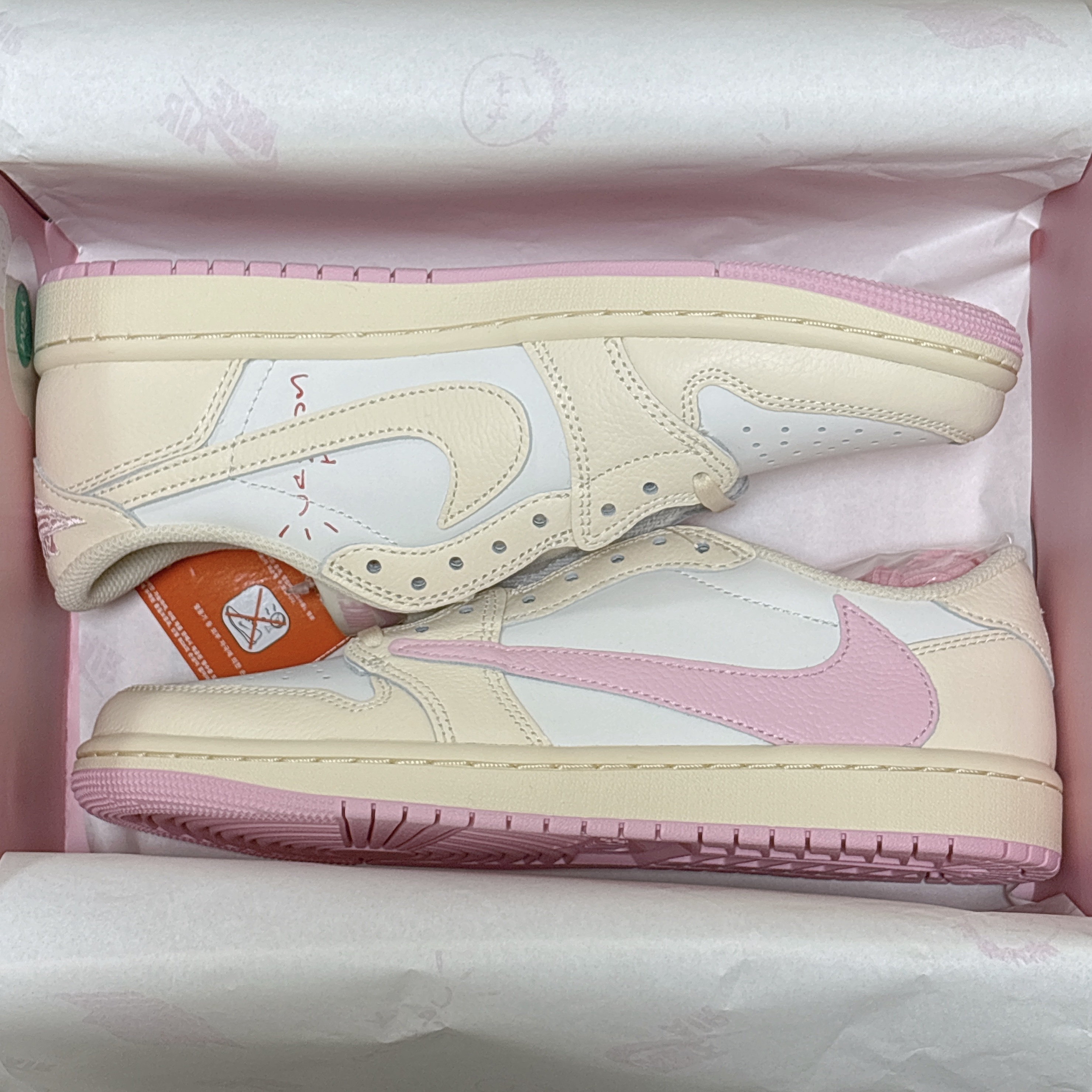 Jordan 1 x Travis Scott Retro Low OG SP Muslin Shy Pink 착용 스타일