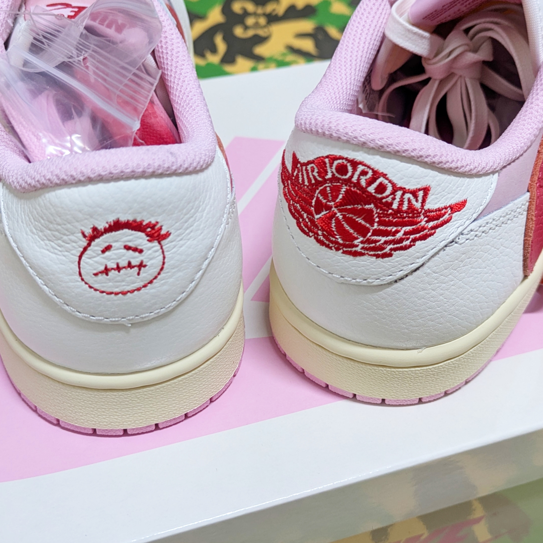 Jordan 1 x Travis Scott Retro Low OG SP Sail Tropical Pink 착용 스타일 - 4