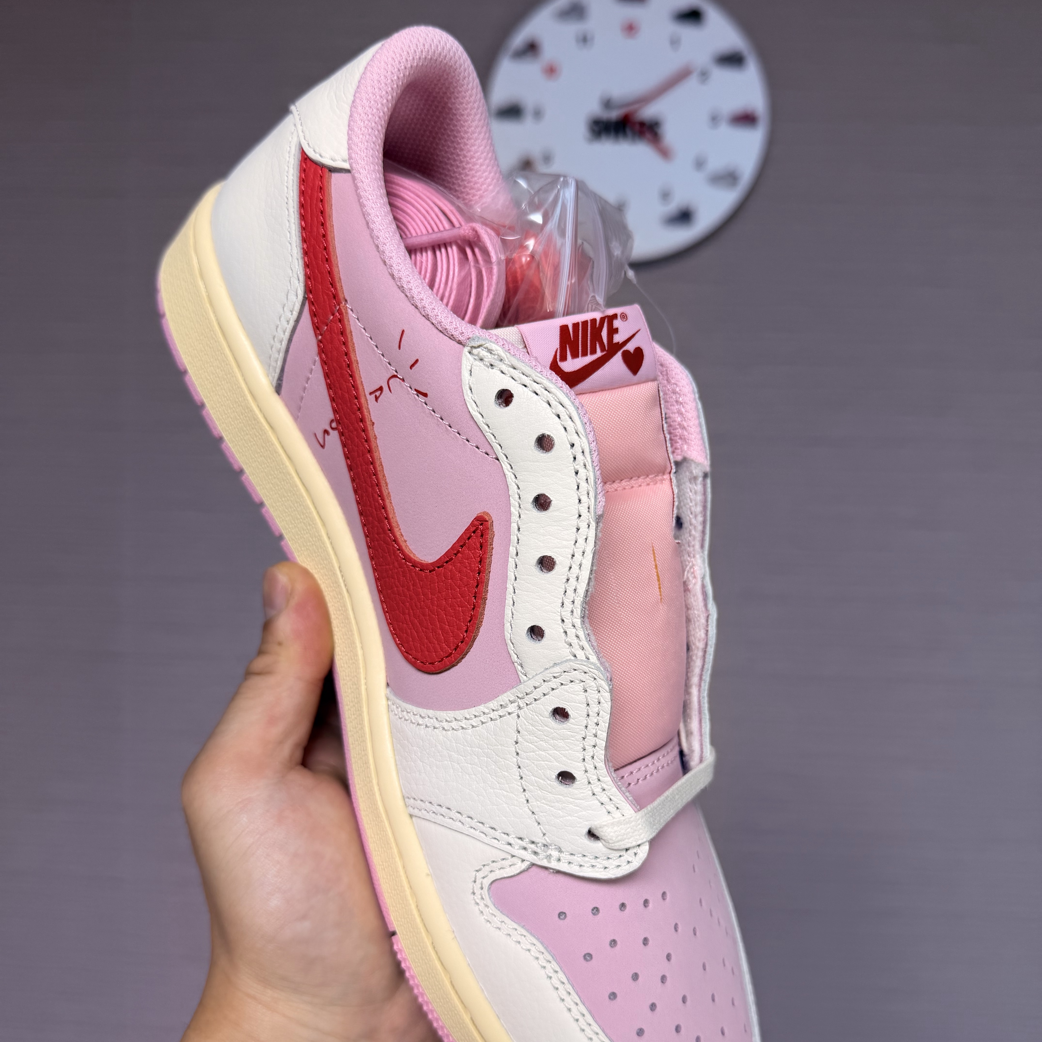 Jordan 1 x Travis Scott Retro Low OG SP Sail Tropical Pink 착용 스타일