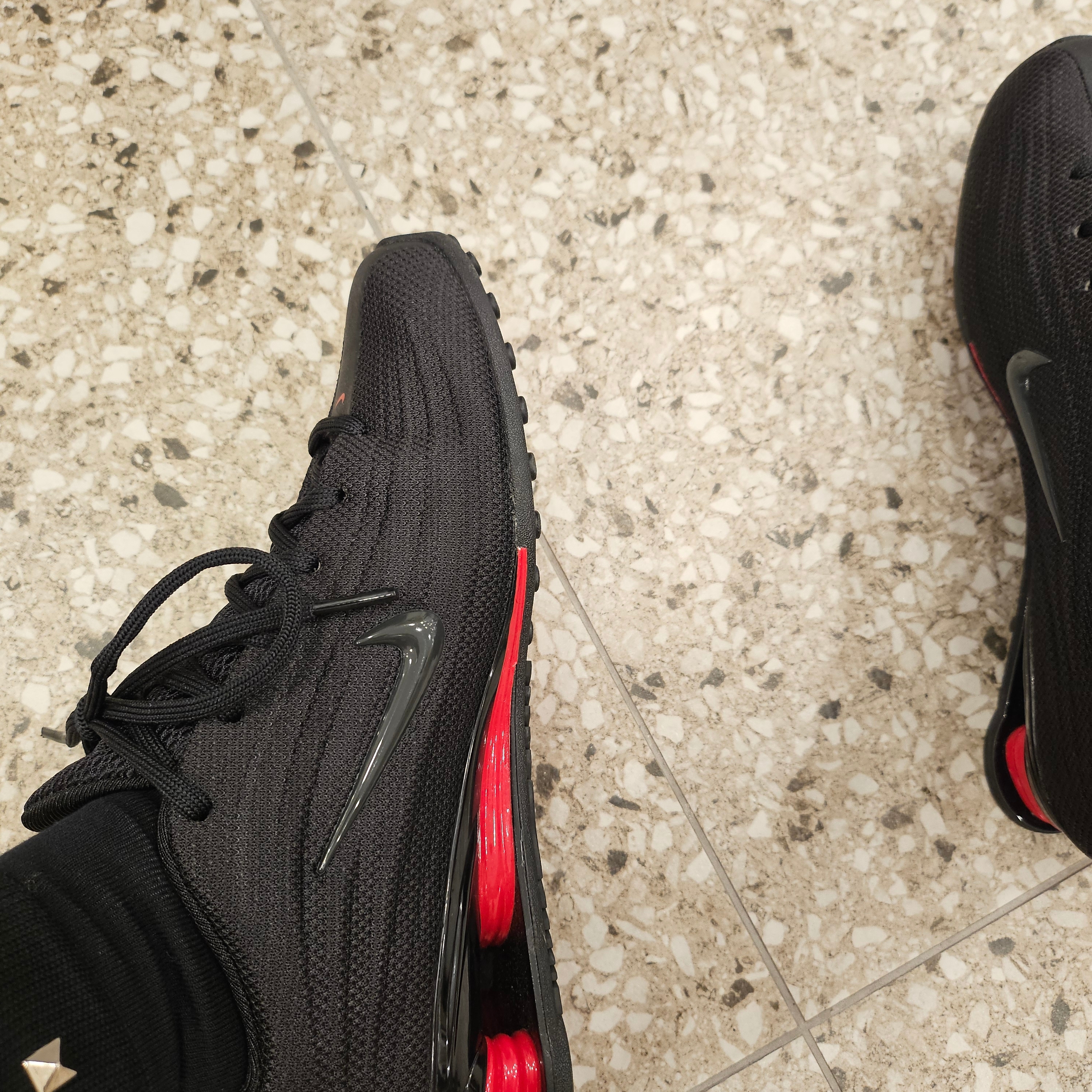 (W) Nike Shox Z Black University Red 착용 스타일 - 1