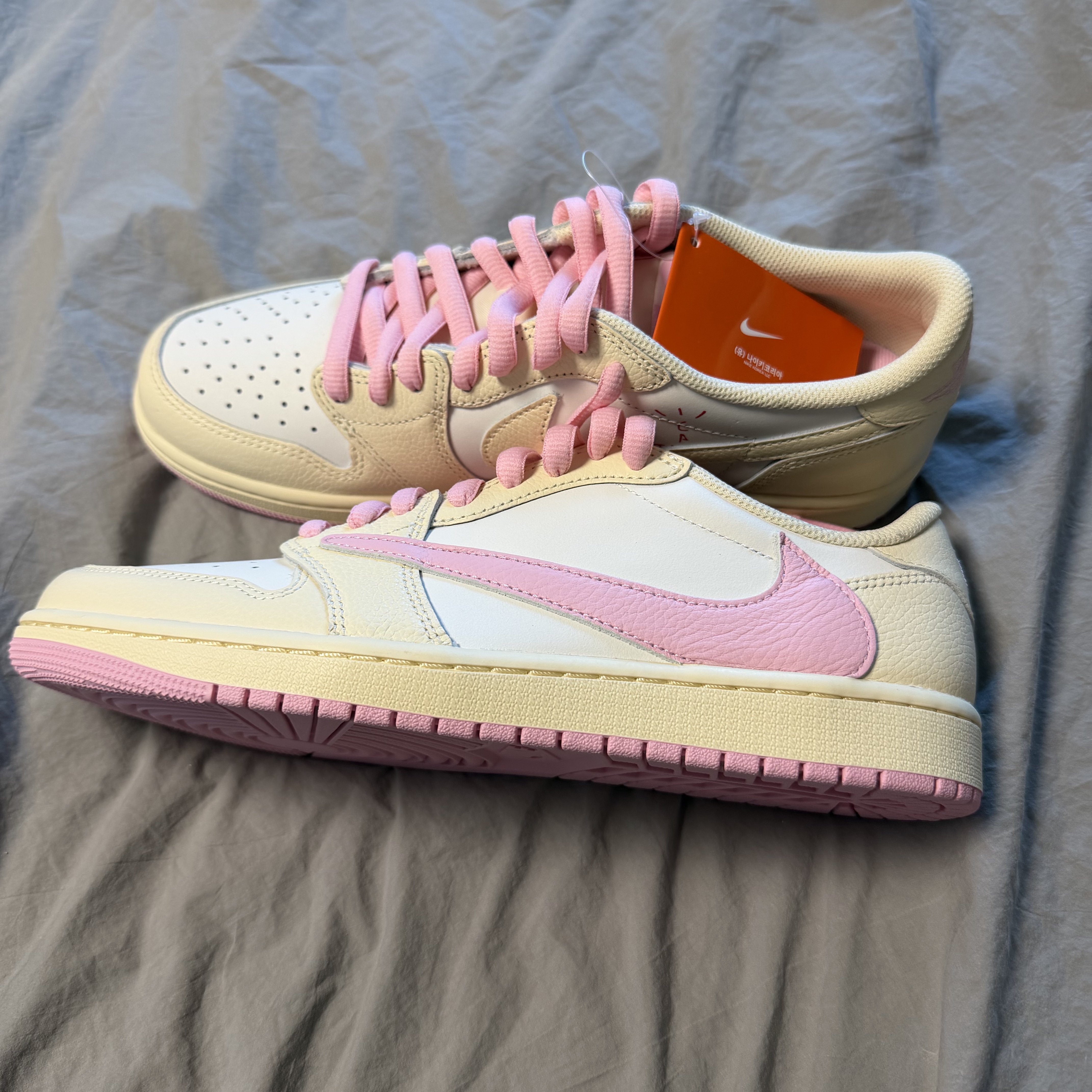 Jordan 1 x Travis Scott Retro Low OG SP Muslin Shy Pink 착용 스타일 - 1