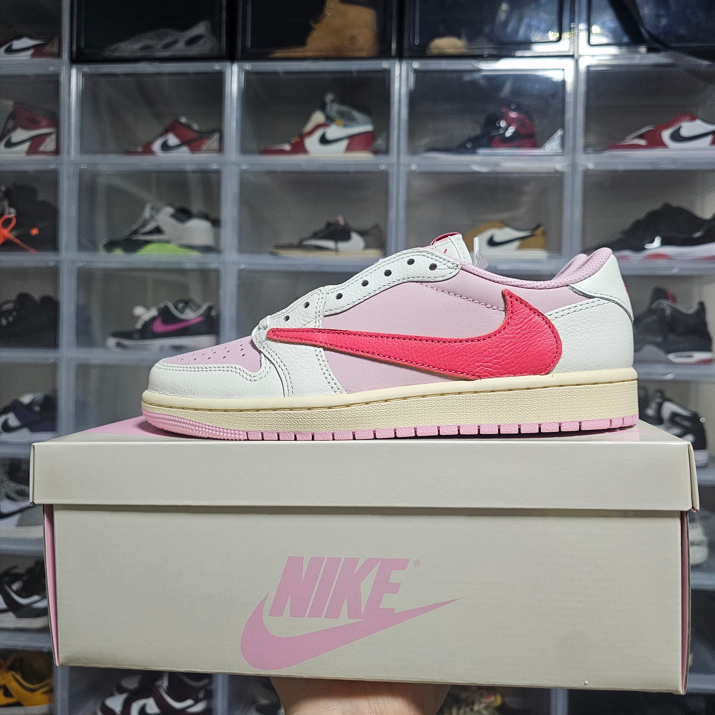 Jordan 1 x Travis Scott Retro Low OG SP Sail Tropical Pink 착용 스타일