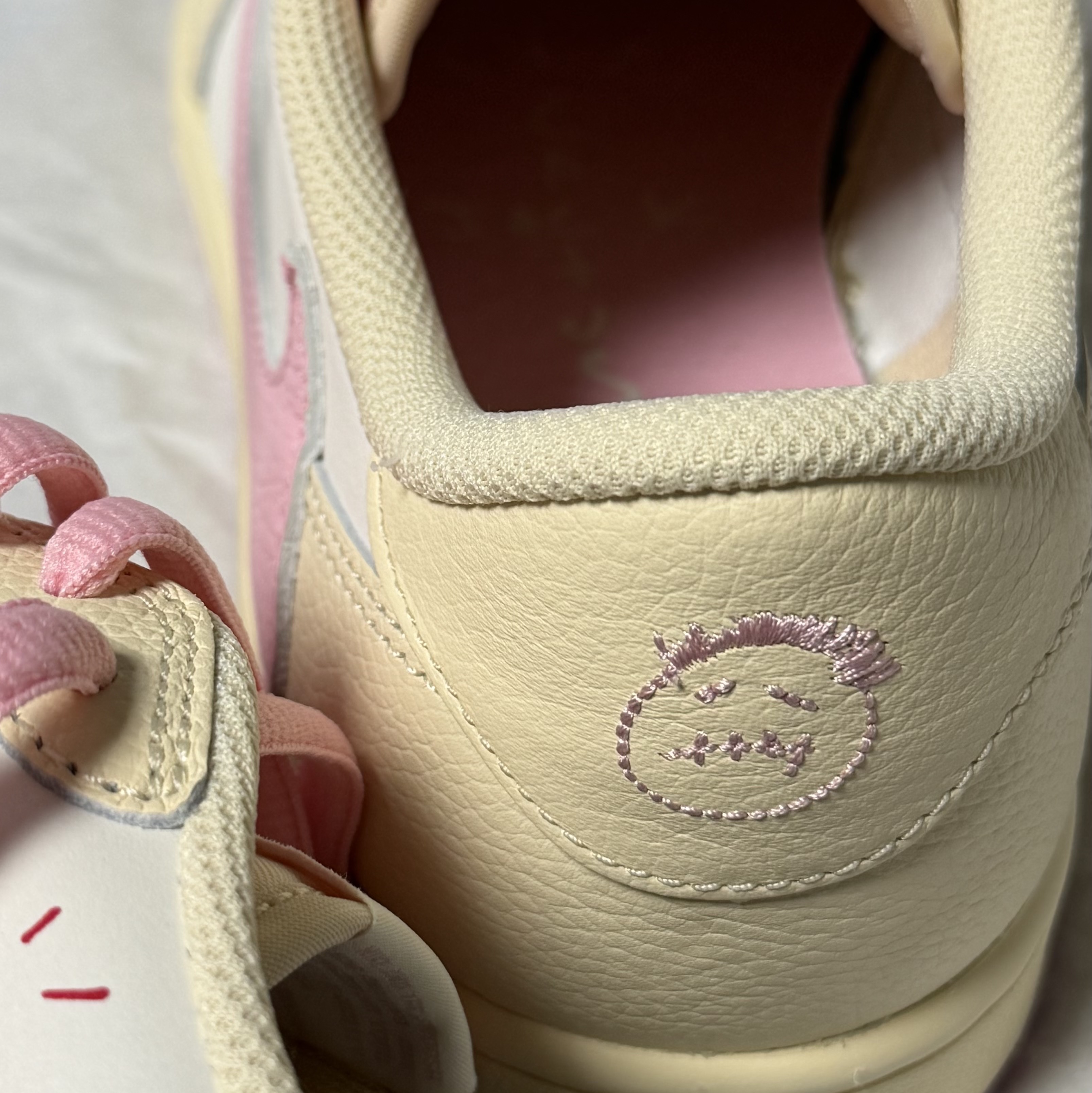 Jordan 1 x Travis Scott Retro Low OG SP Muslin Shy Pink 착용 스타일 - 4