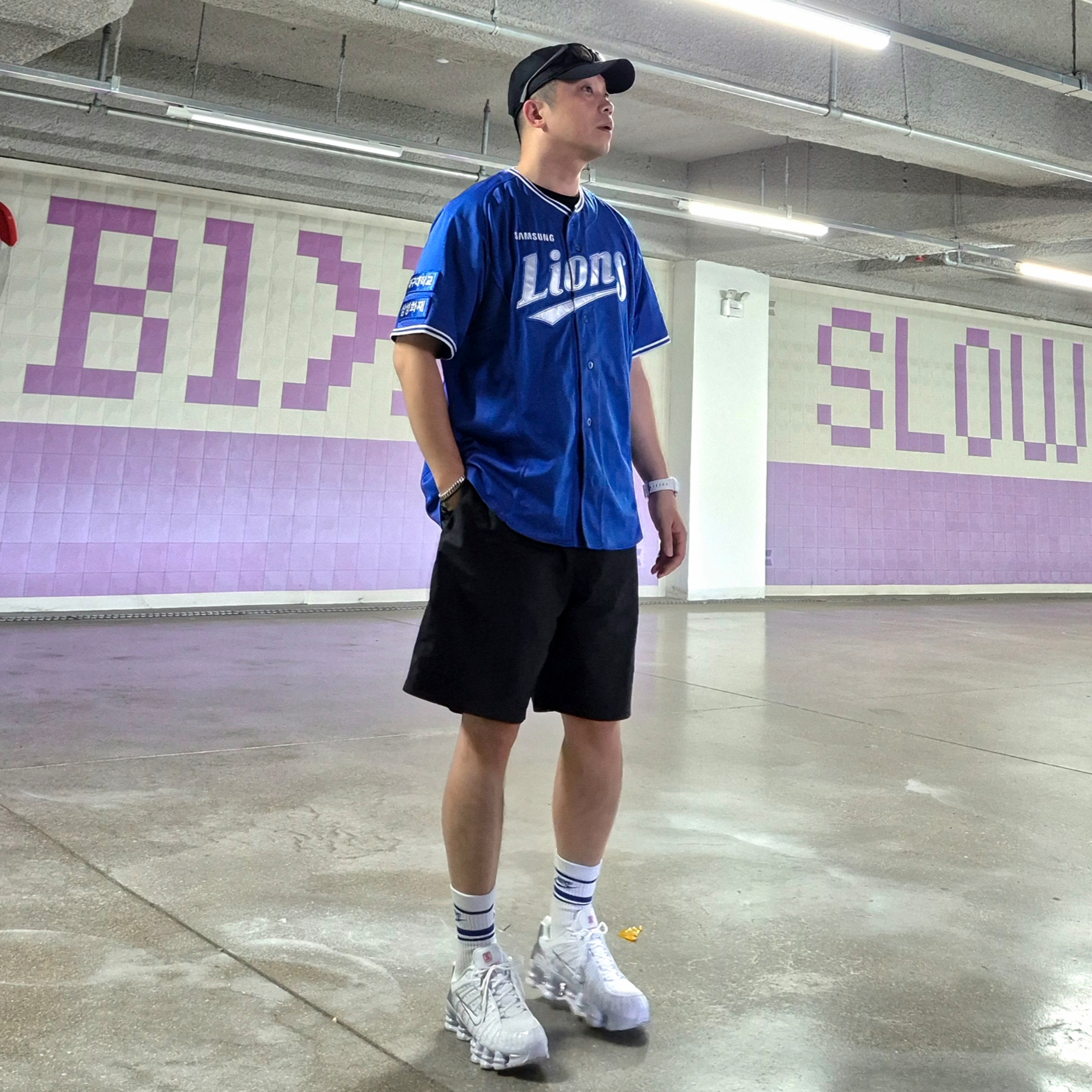 Nike Shox TL Metallic Silver, Nike NSW Everyday Essential Crew Socks White Game Royal (3 Pack/Korean Ver.) 착용 스타일 - 1