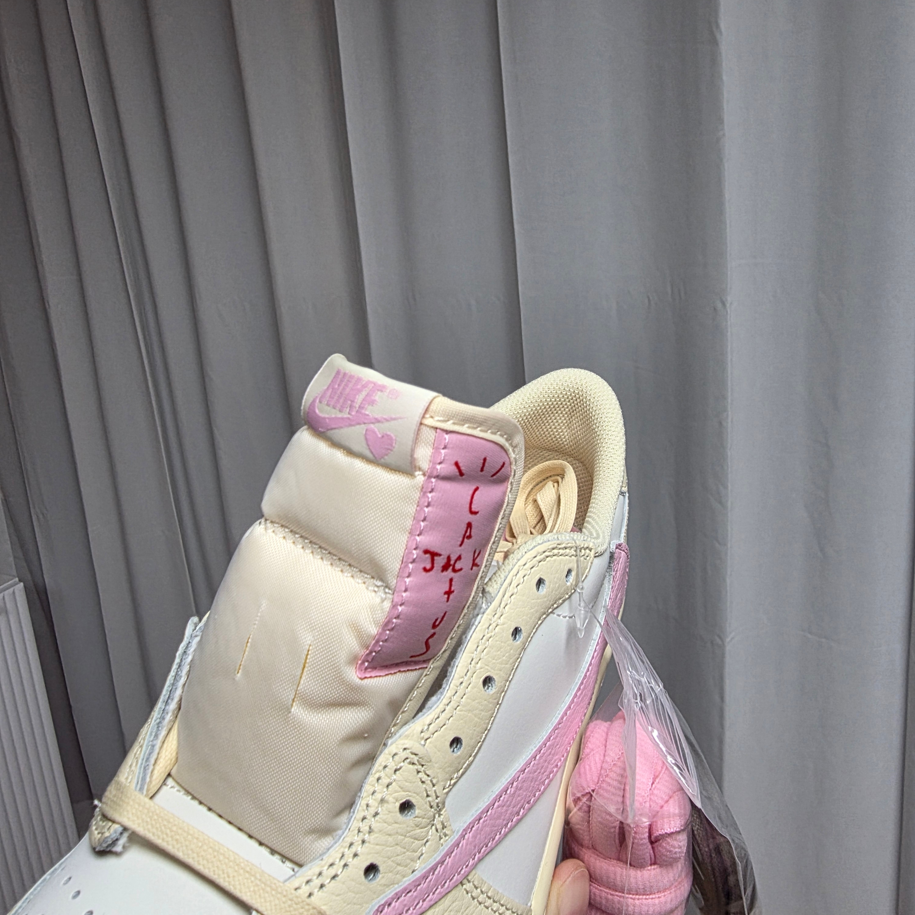Jordan 1 x Travis Scott Retro Low OG SP Muslin Shy Pink 착용 스타일 - 4