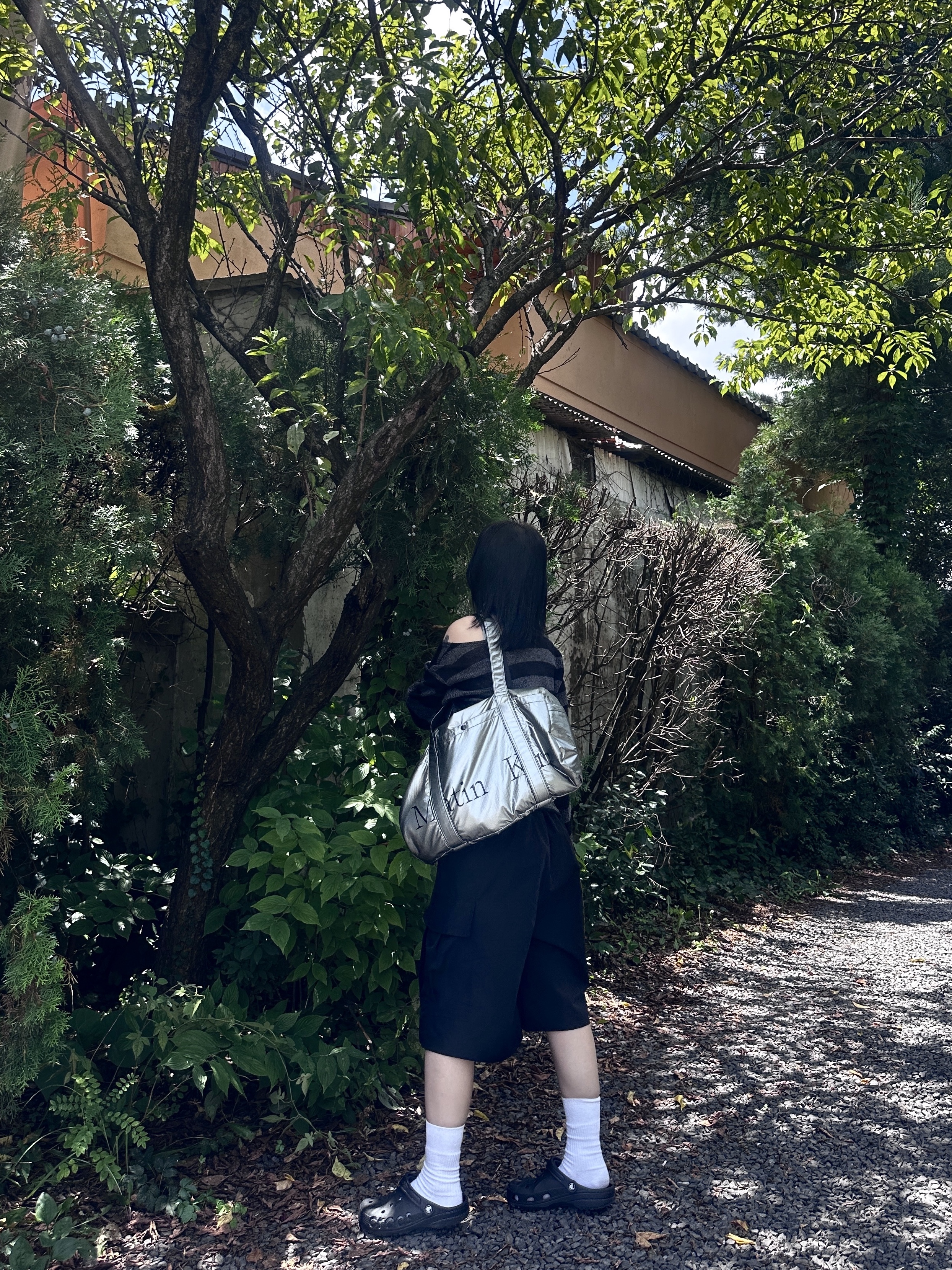 Matin Kim Glossy Logo Sporty Duffel Bag Silver 착용 스타일 - 2