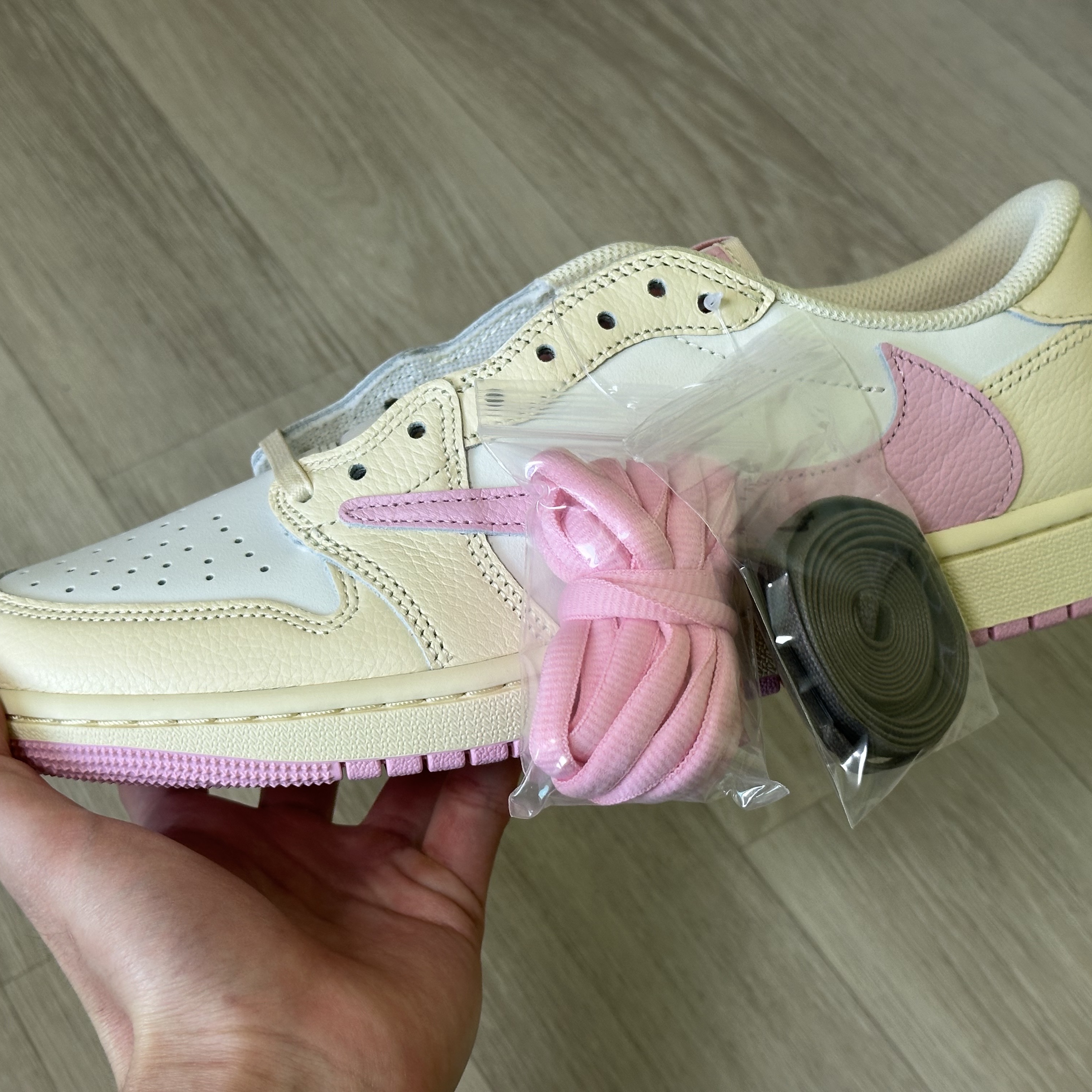 Jordan 1 x Travis Scott Retro Low OG SP Muslin Shy Pink 착용 스타일 - 2