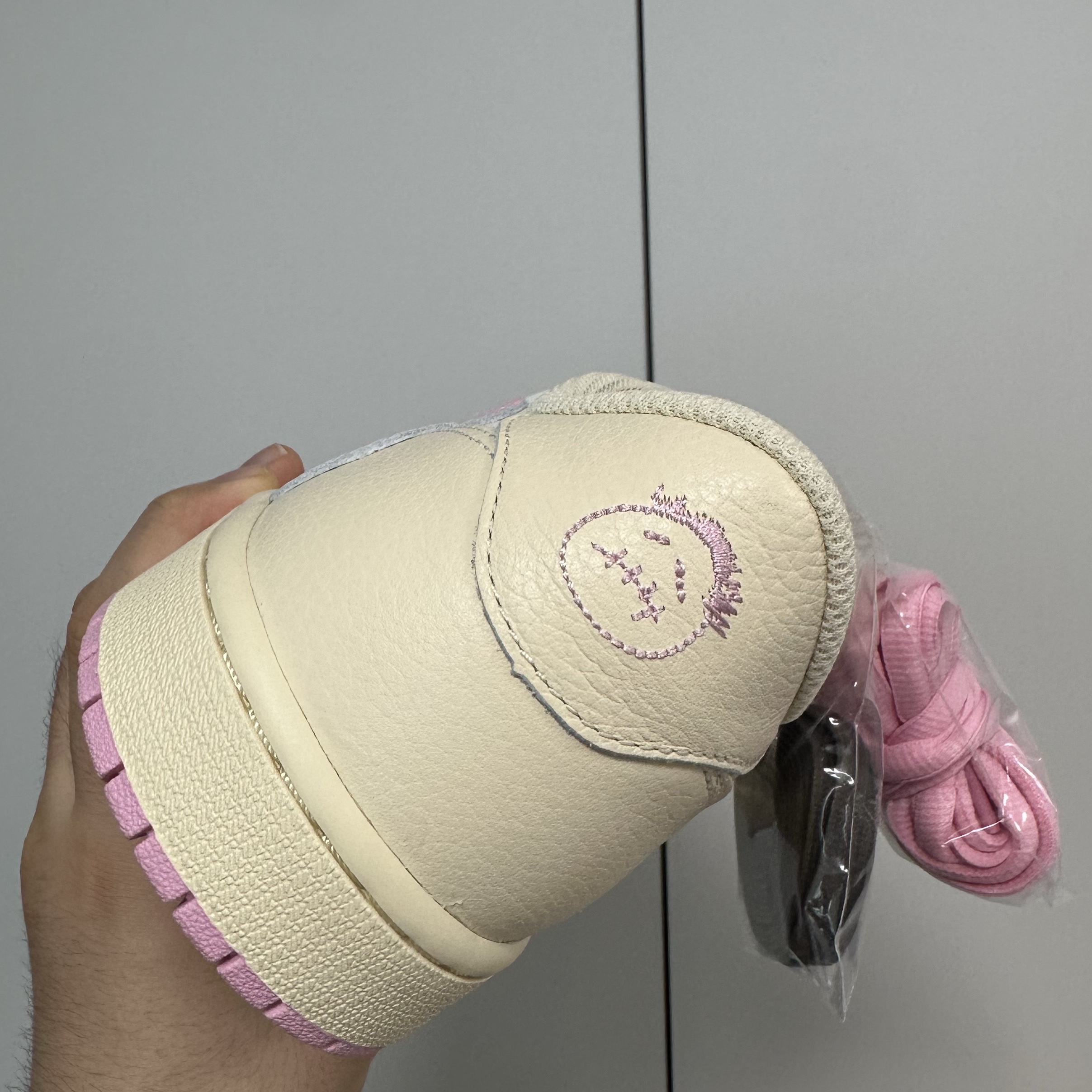 Jordan 1 x Travis Scott Retro Low OG SP Muslin Shy Pink 착용 스타일 - 5