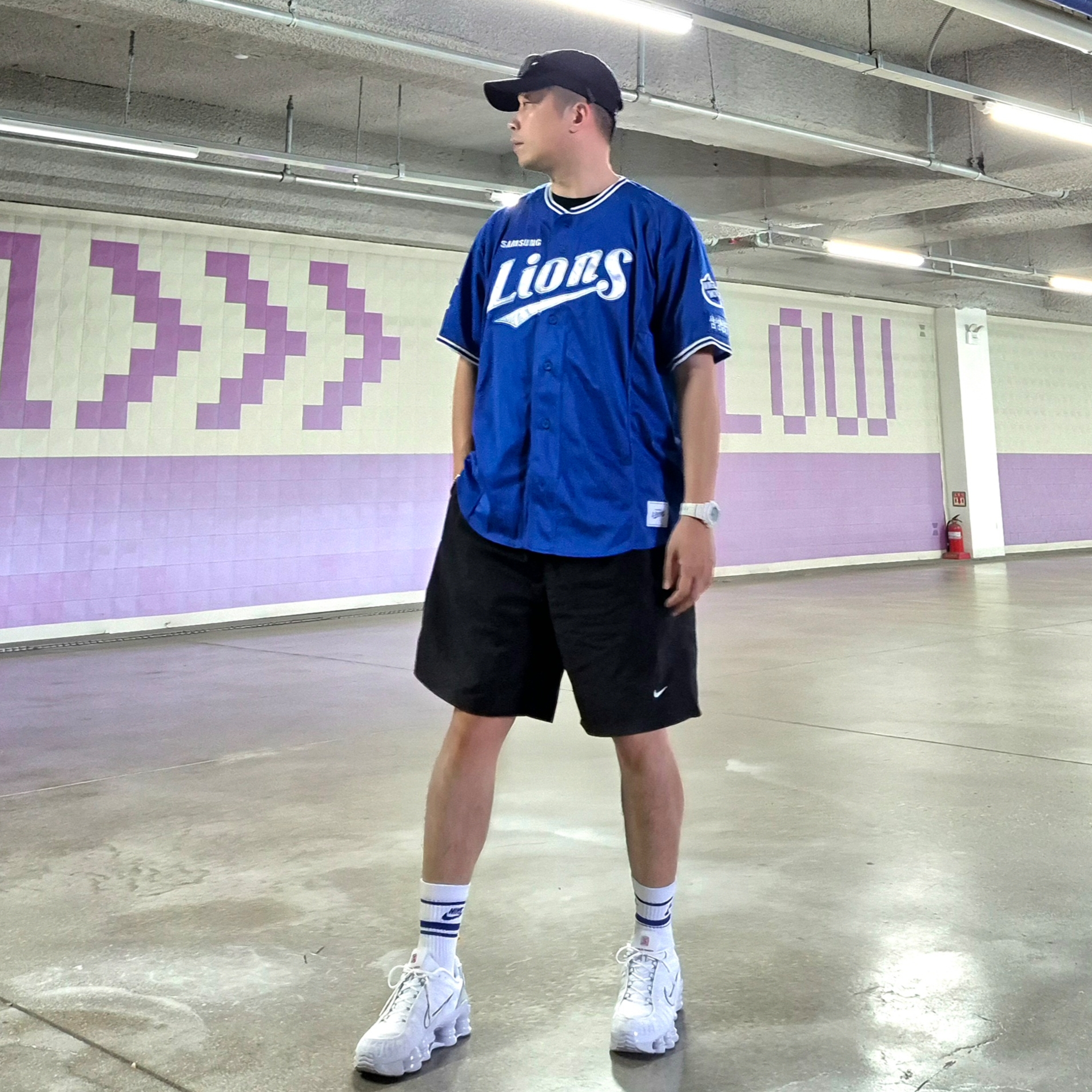 Nike Shox TL Metallic Silver, Nike NSW Everyday Essential Crew Socks White Game Royal (3 Pack/Korean Ver.) 착용 스타일 - 2