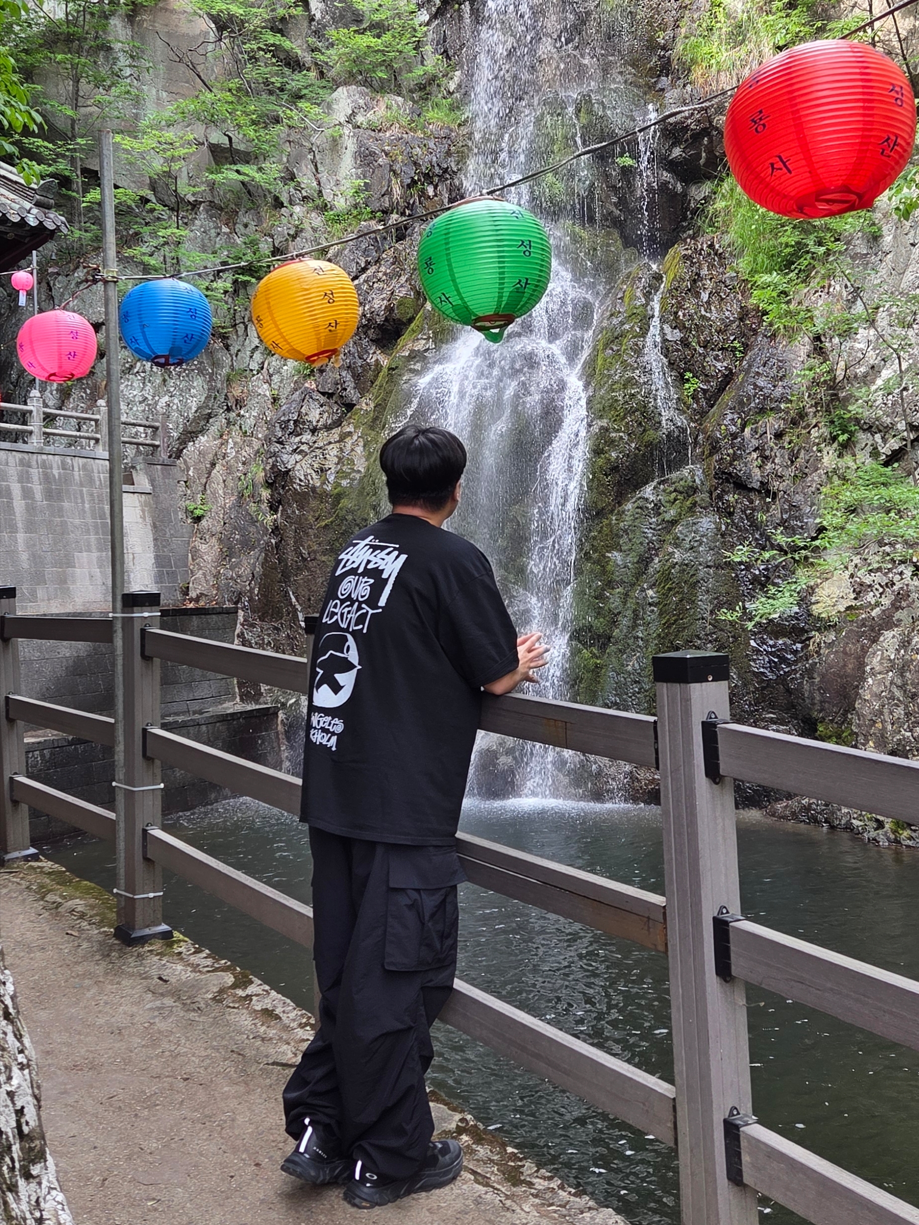 Stussy x Our Legacy Surfman Pigment Dyed T-Shirt Black, Oakley Light Breathe Triple Black 착용 스타일 - 2