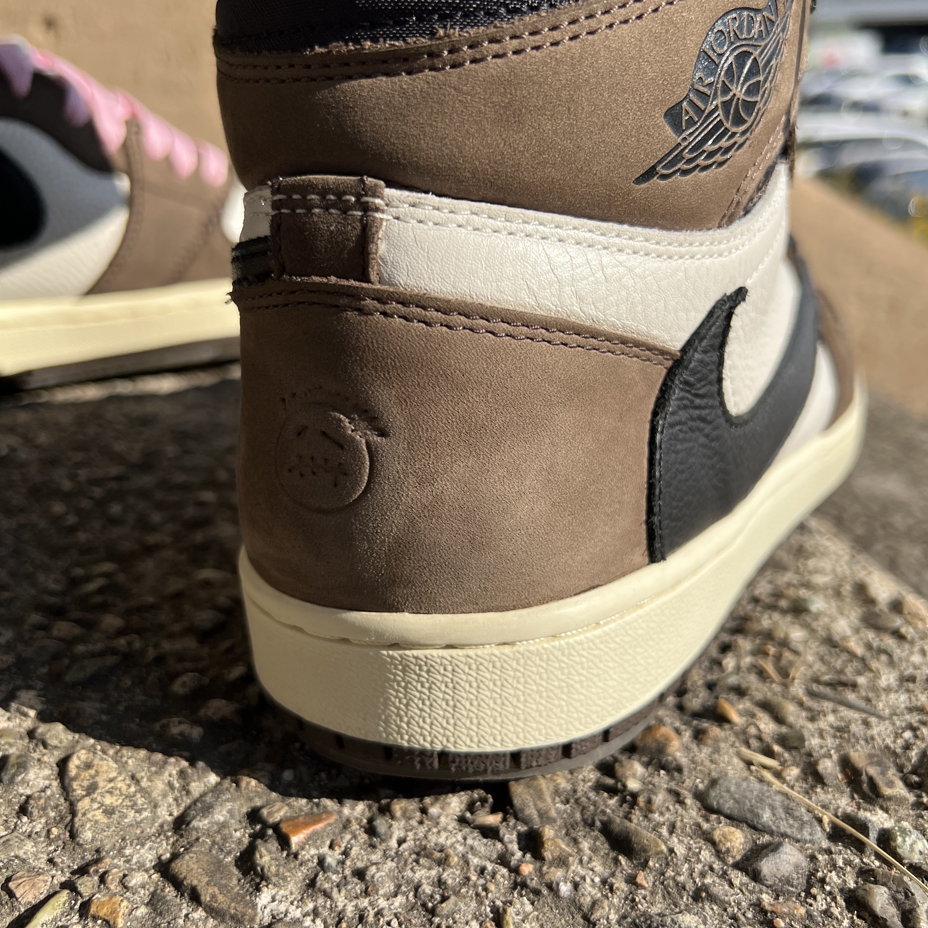 Jordan 1 x Travis Scott Retro High OG SP Mocha 착용 스타일 - 5