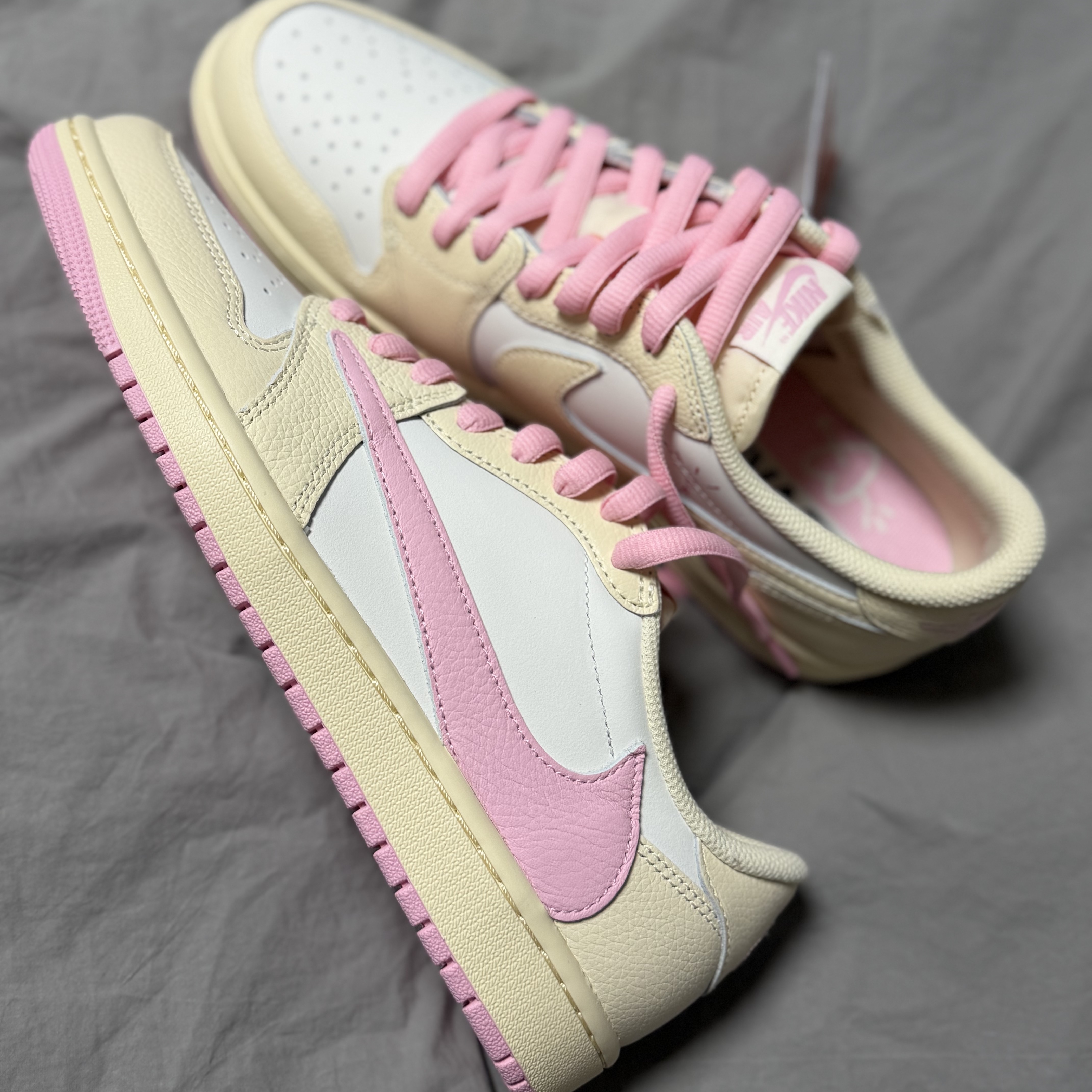 Jordan 1 x Travis Scott Retro Low OG SP Muslin Shy Pink 착용 스타일 - 7