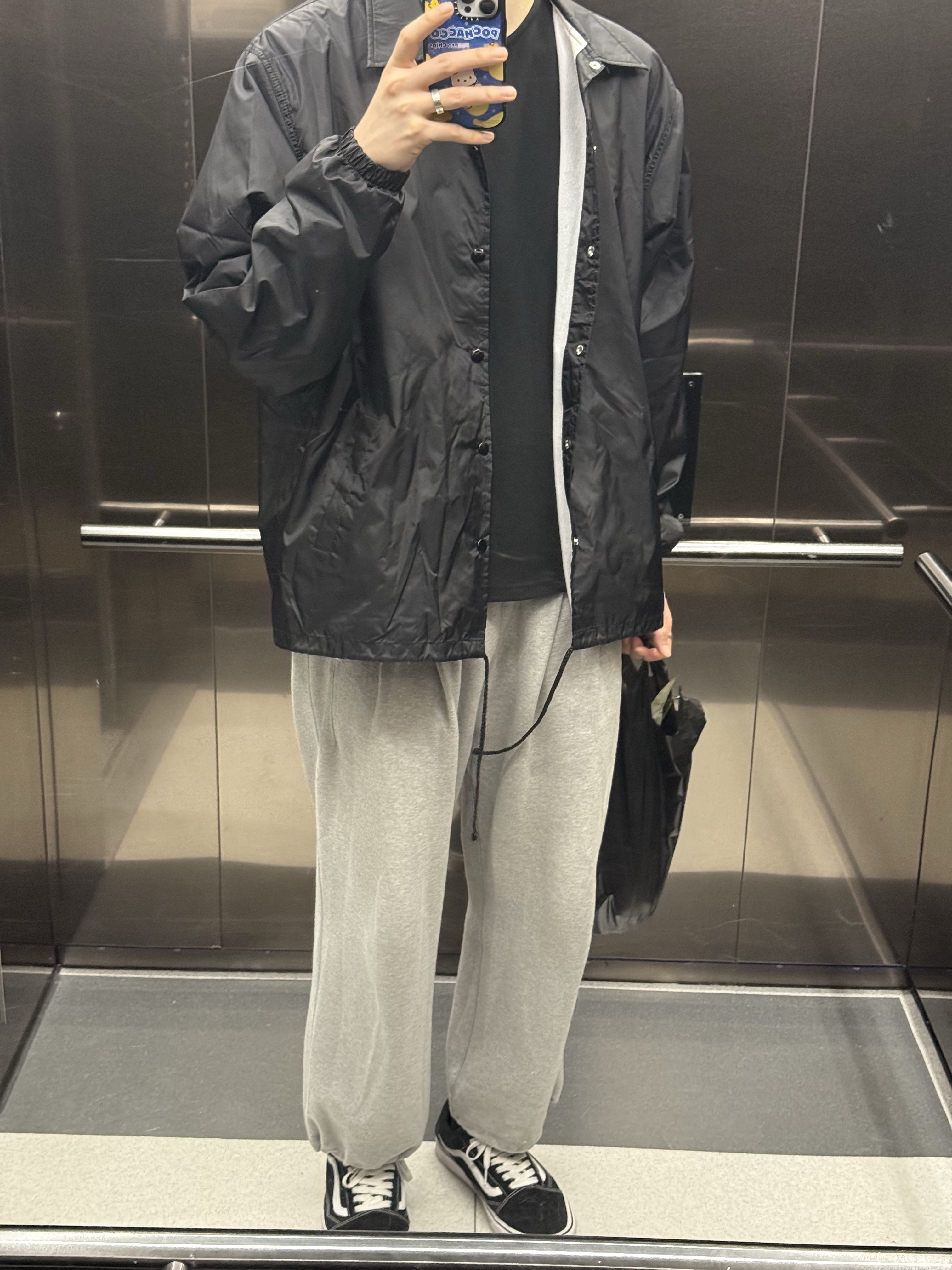 Vans ComfyCush Old Skool Black True white, CDG Logo Coach Jacket Black 착용 스타일