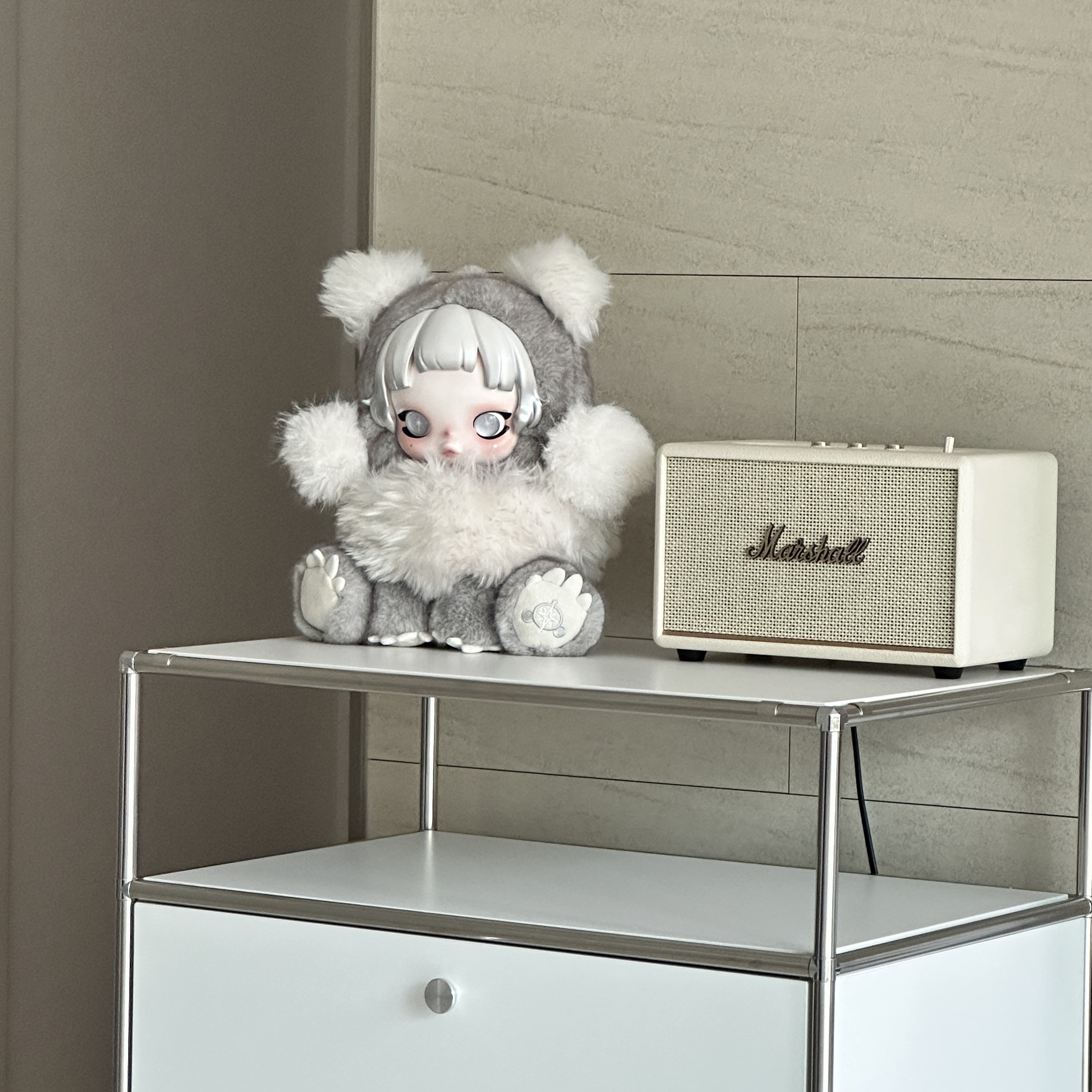 Pop Mart Skullpanda Punk Panda Plush Doll, Marshall Acton III Bluetooth Cream (Korean Ver.) 착용 스타일 - 2