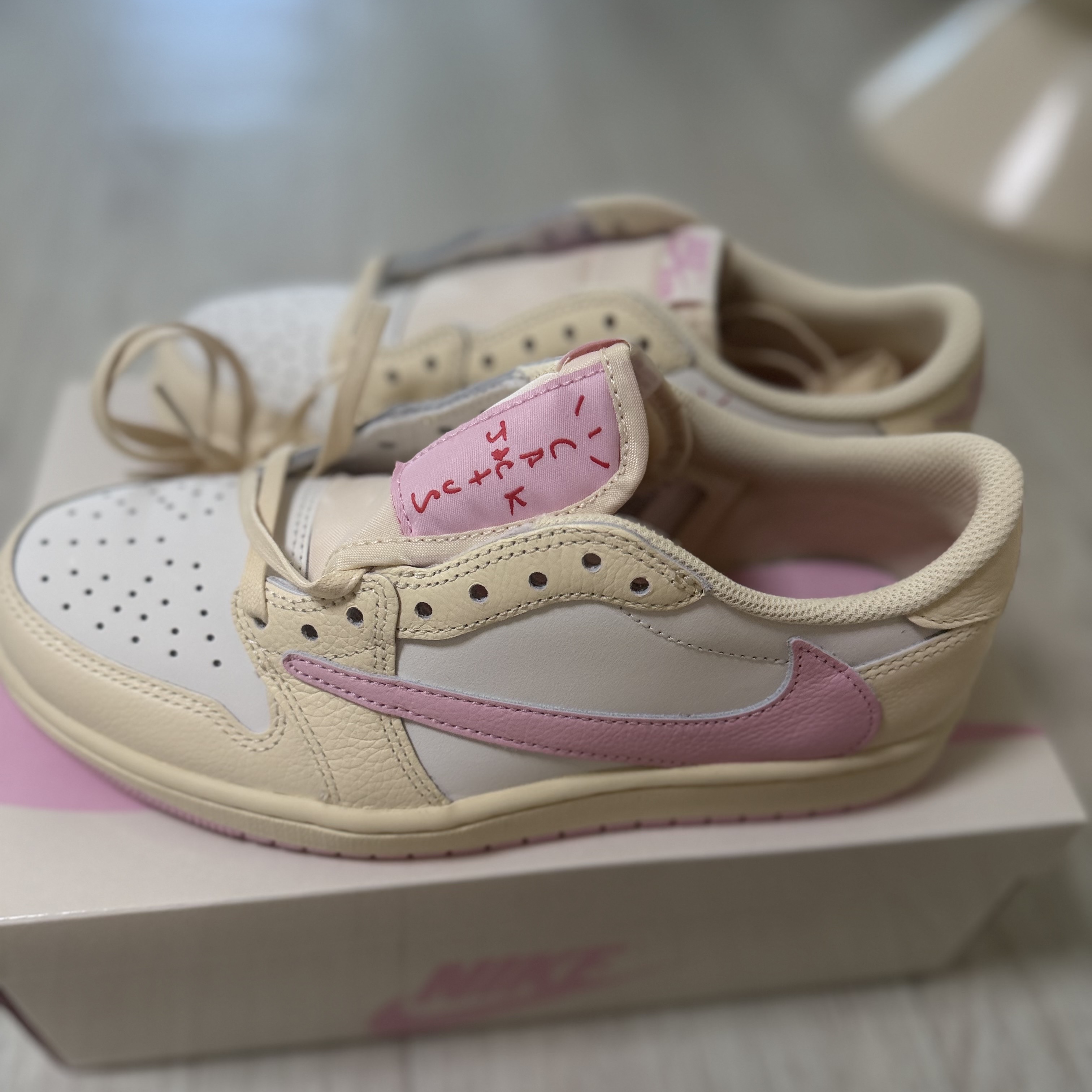 Jordan 1 x Travis Scott Retro Low OG SP Muslin Shy Pink 착용 스타일 - 3